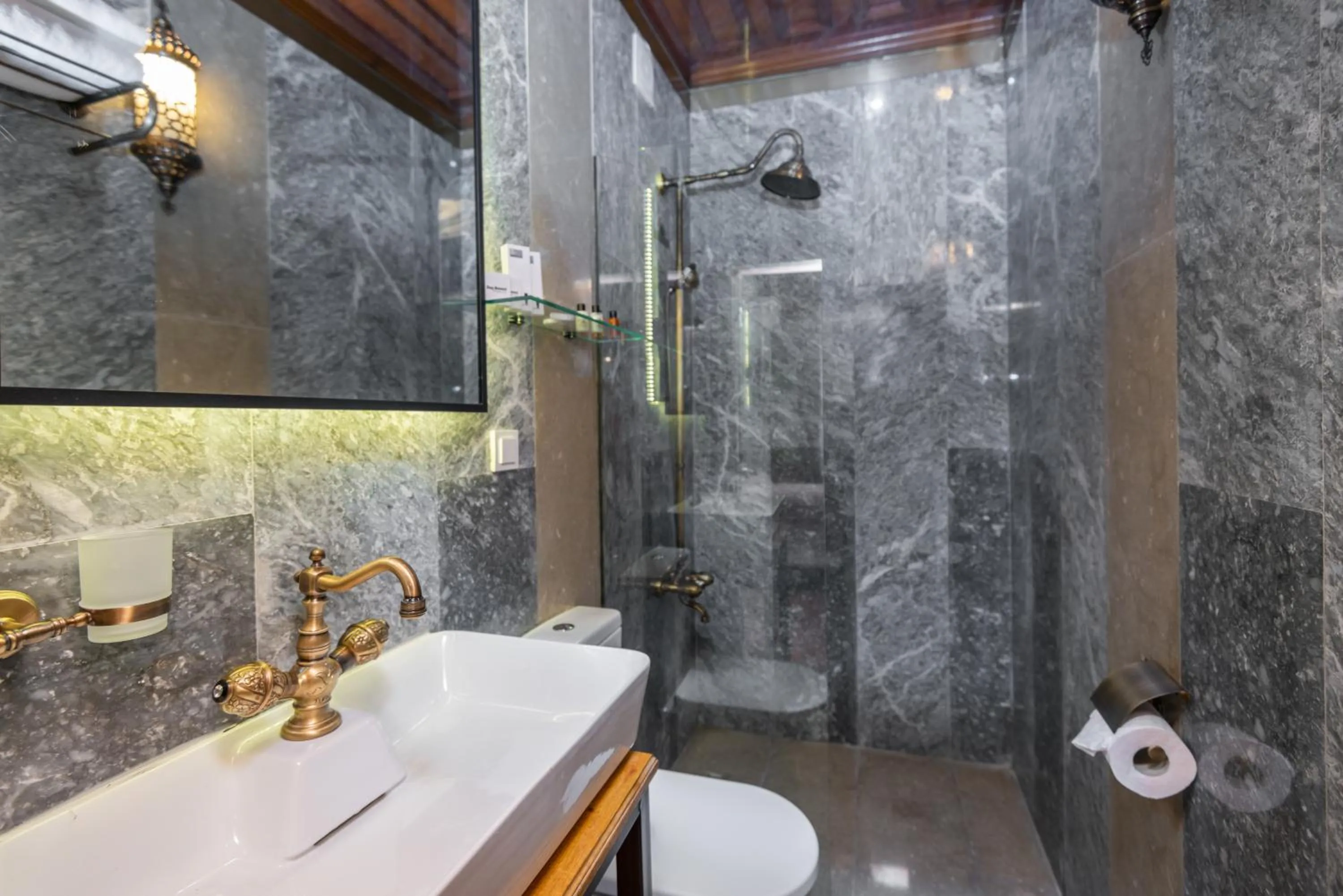 Shower in Wonder Wood Hotel