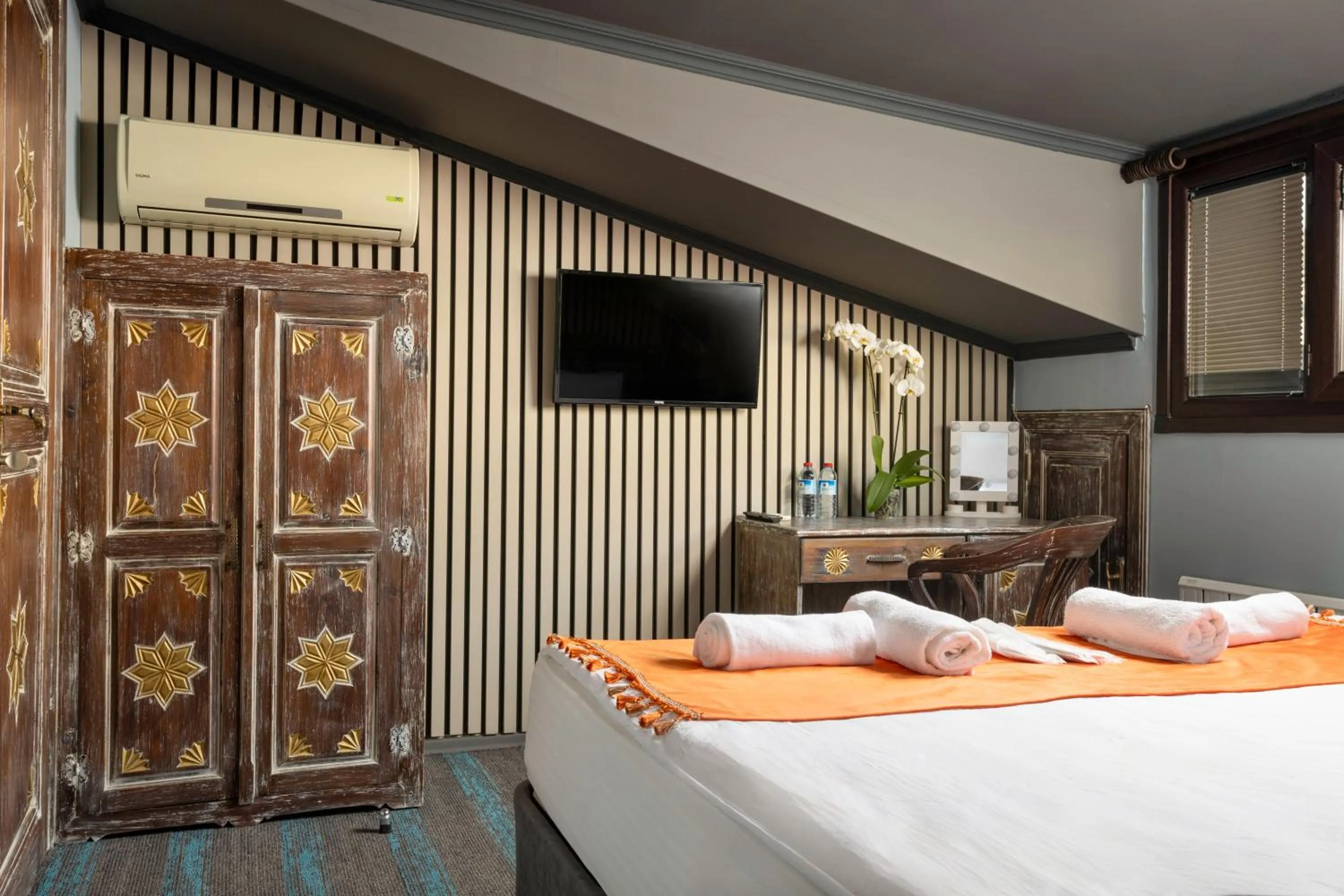 Photo of the whole room, Bed in Wonder Wood Hotel