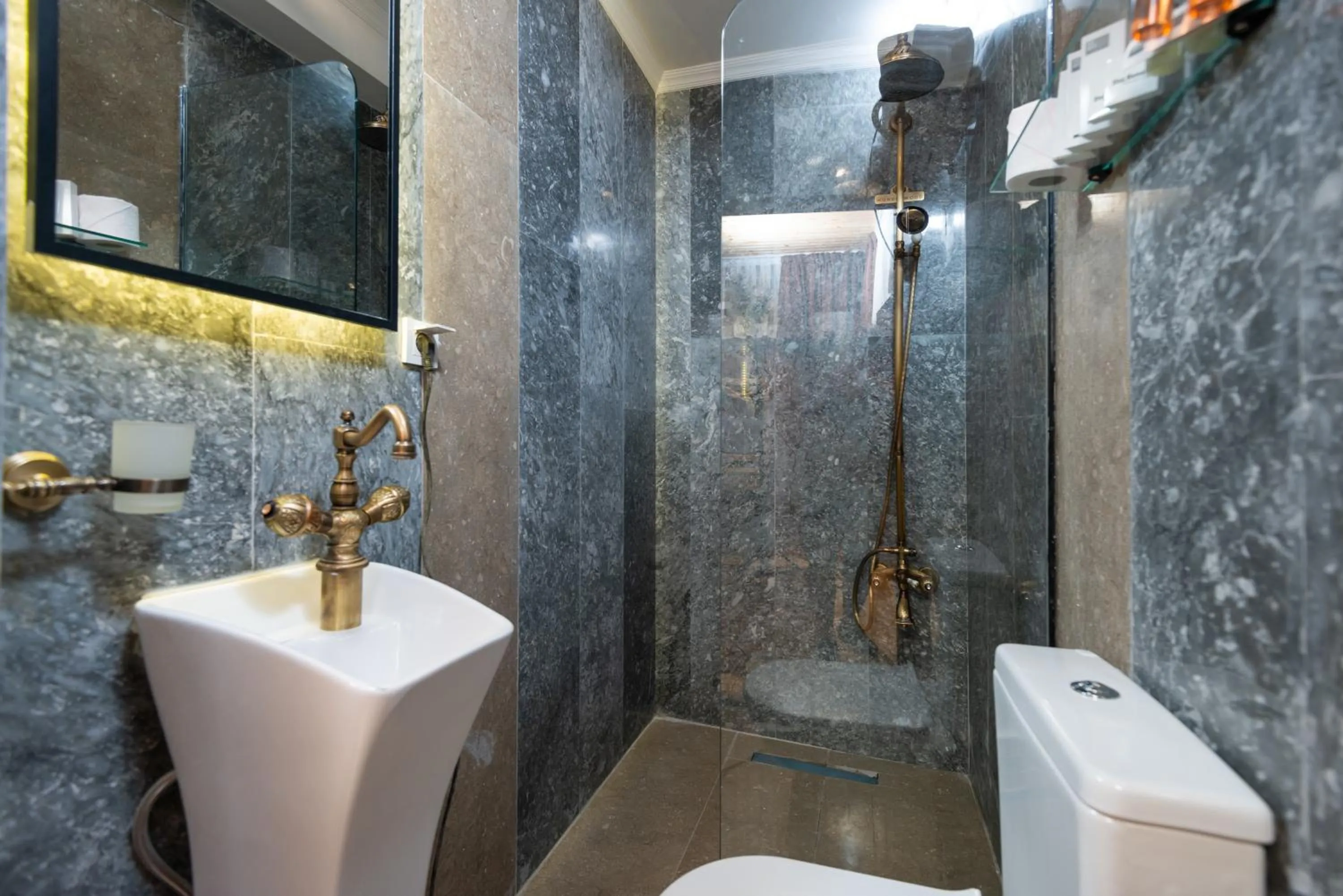 Shower in Wonder Wood Hotel