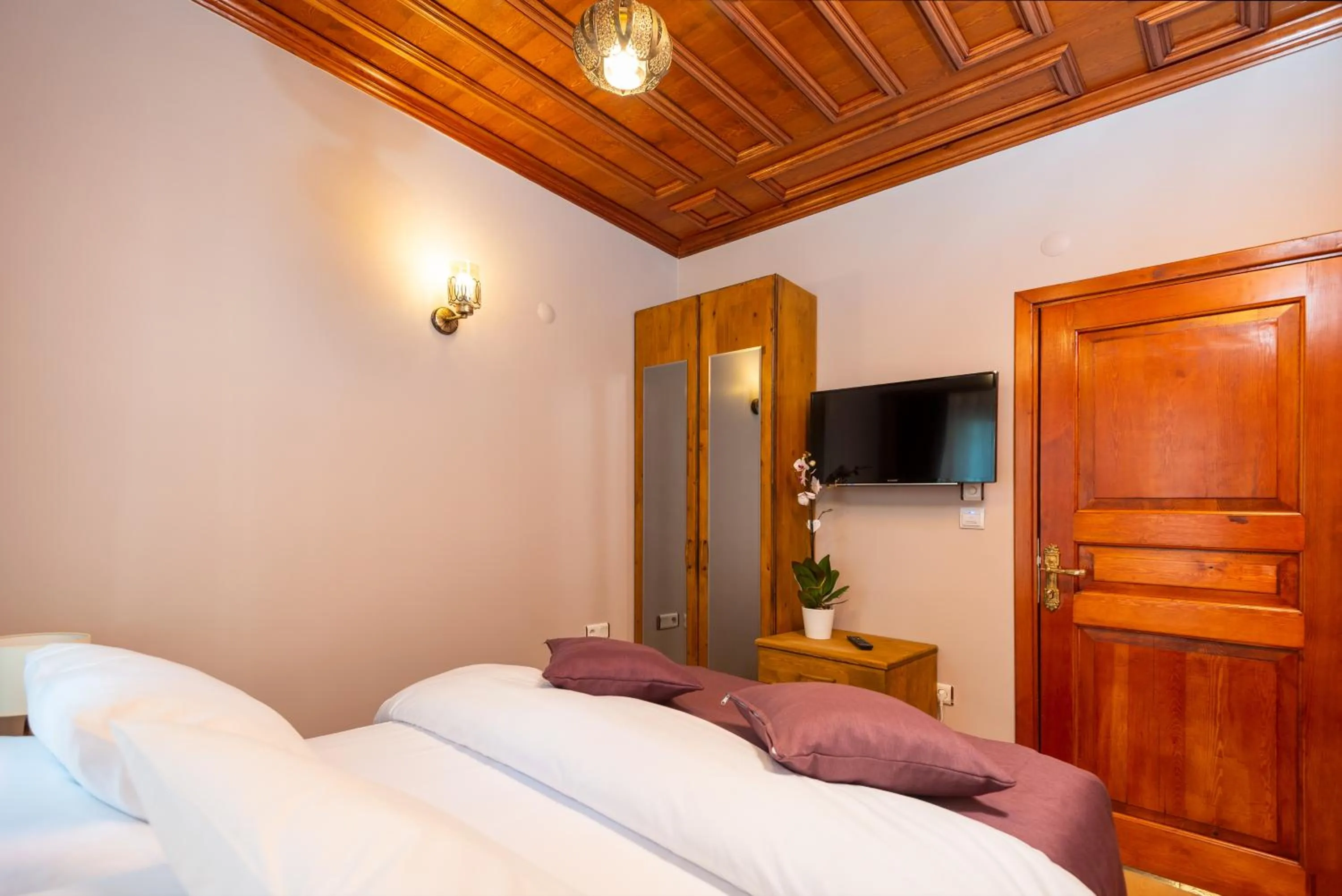 TV and multimedia, Bed in Wonder Wood Hotel