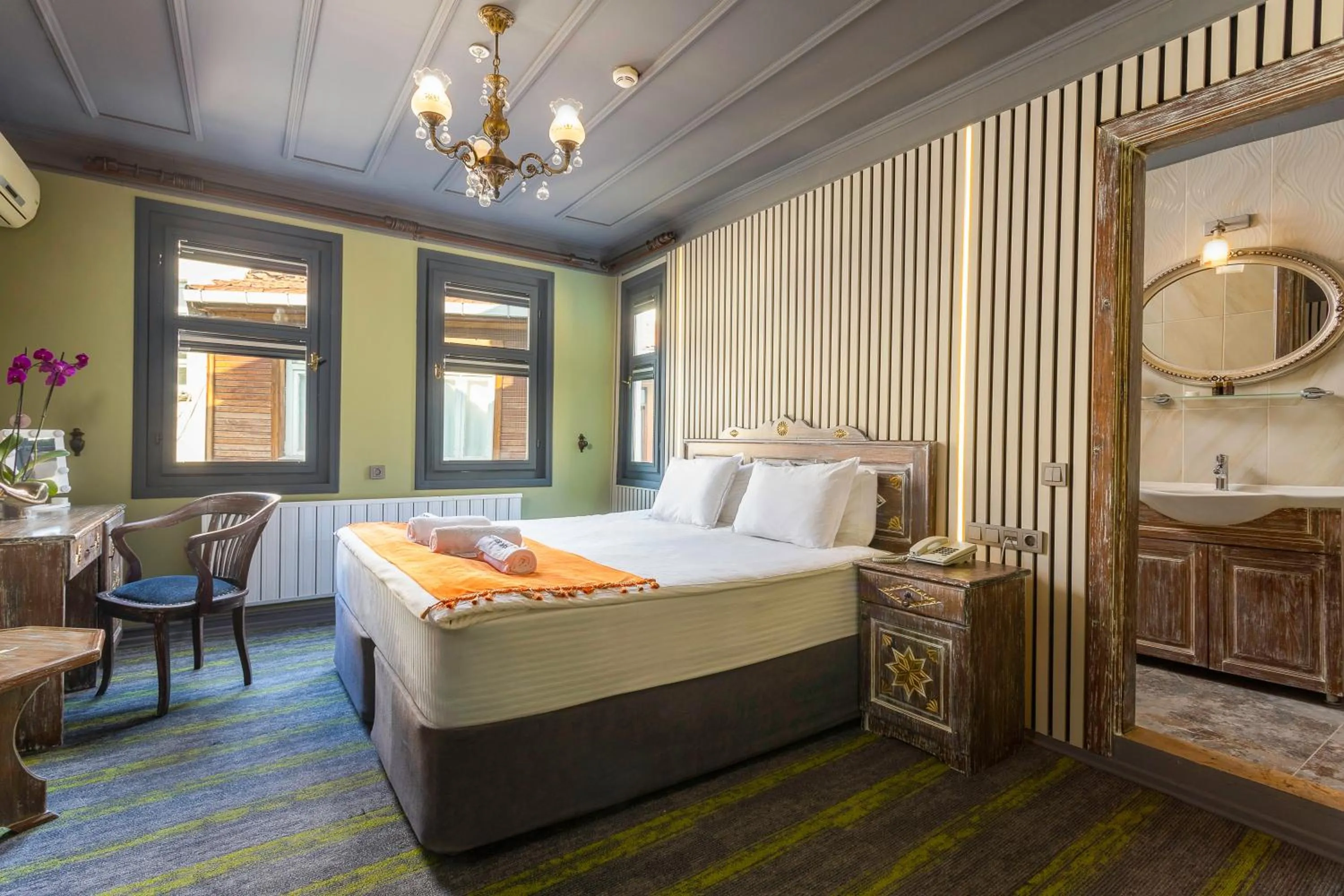 Photo of the whole room, Bed in Wonder Wood Hotel