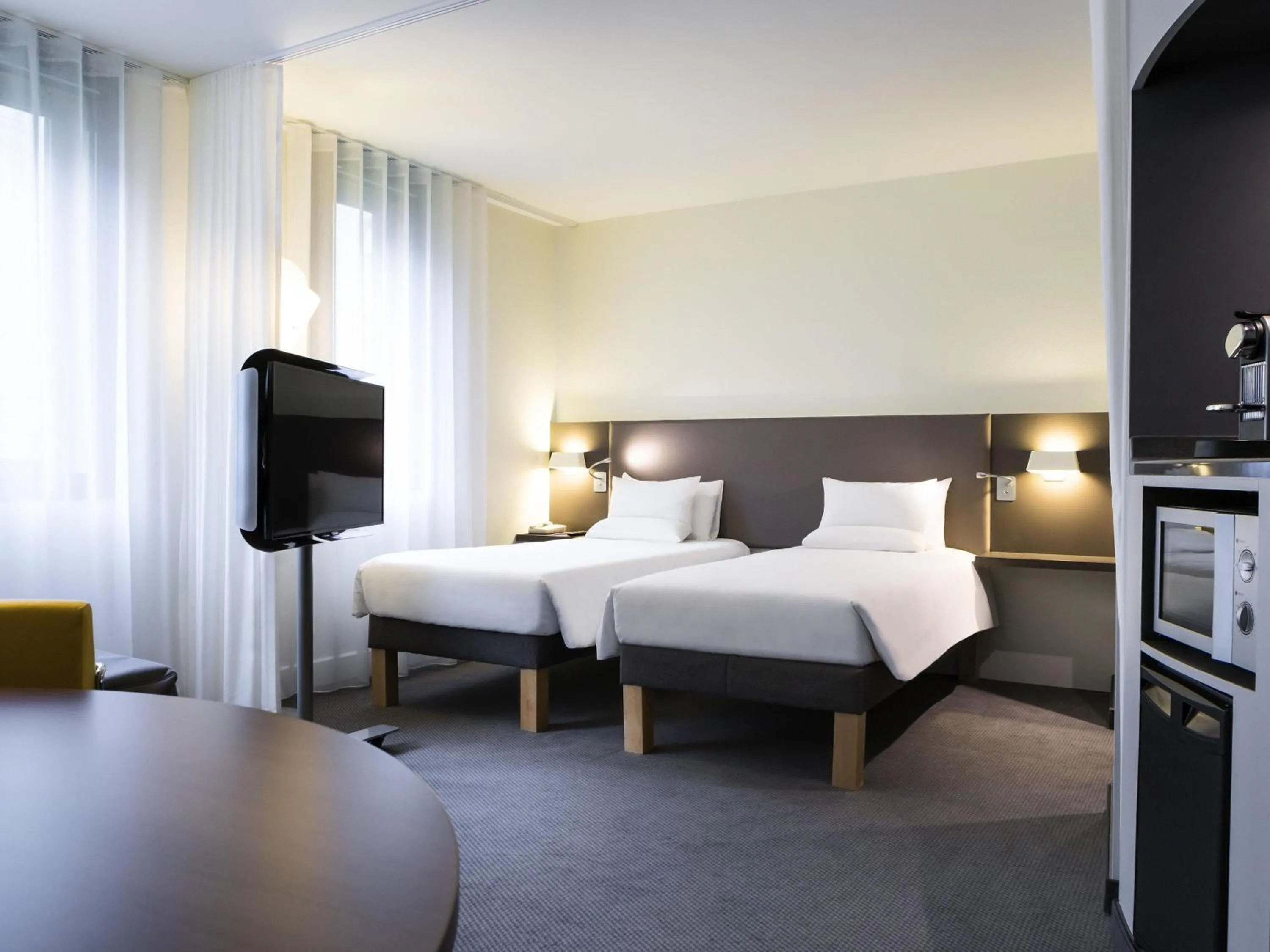 Bedroom, Bed in Novotel Suites Paris CDG Airport Villepinte