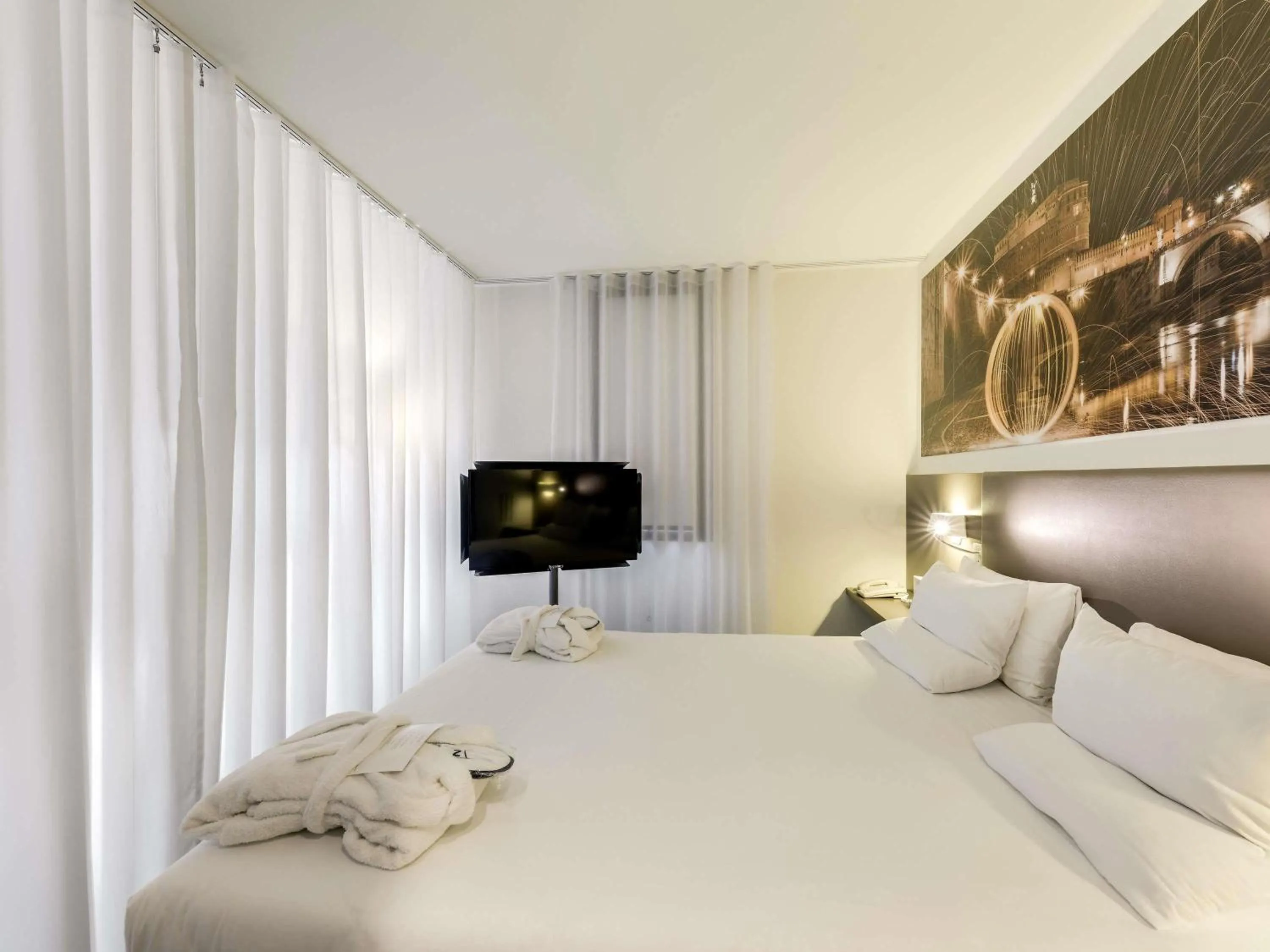 Bedroom, Bed in Novotel Suites Paris CDG Airport Villepinte