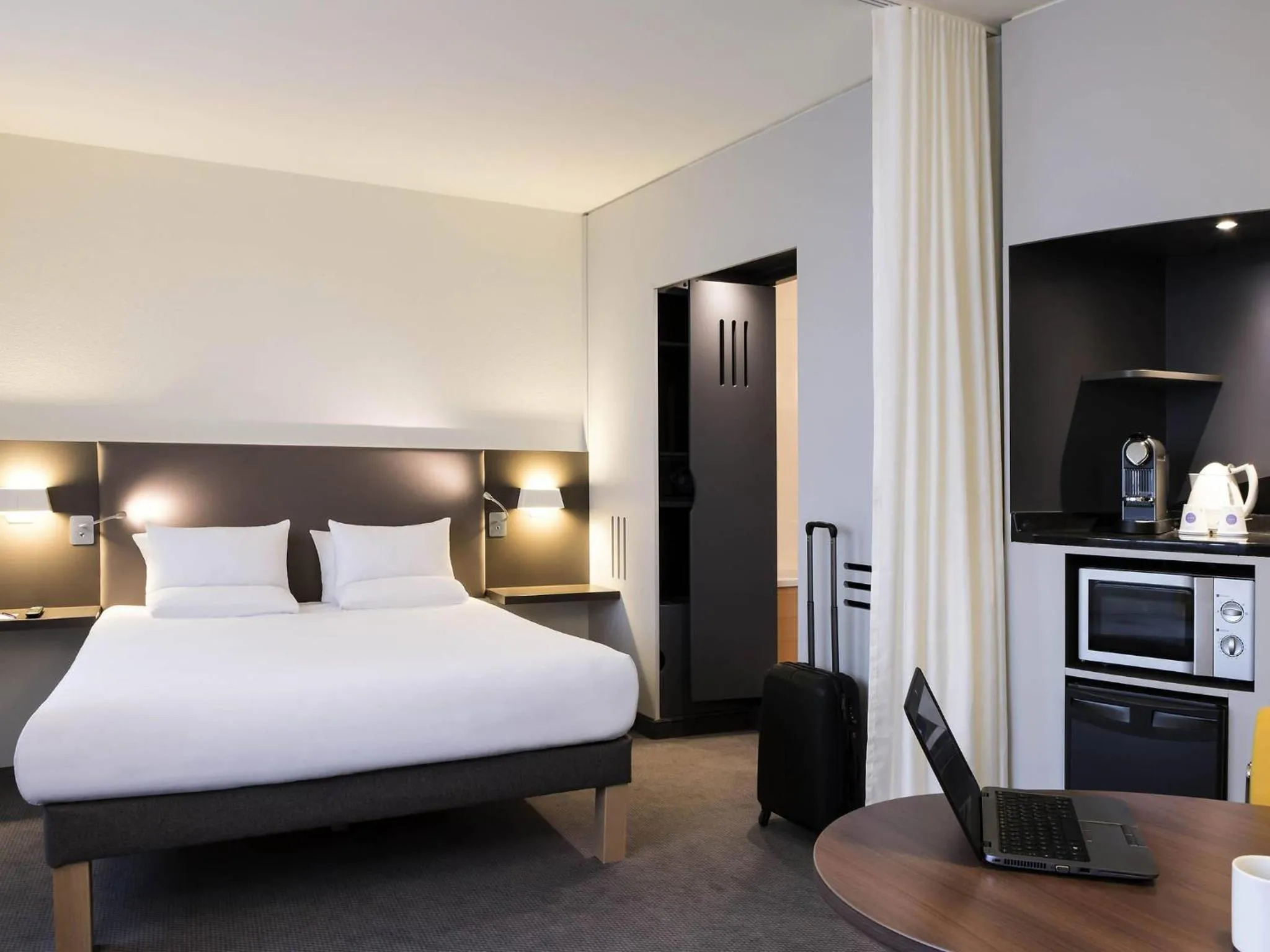 Bedroom, Bed in Novotel Suites Paris CDG Airport Villepinte