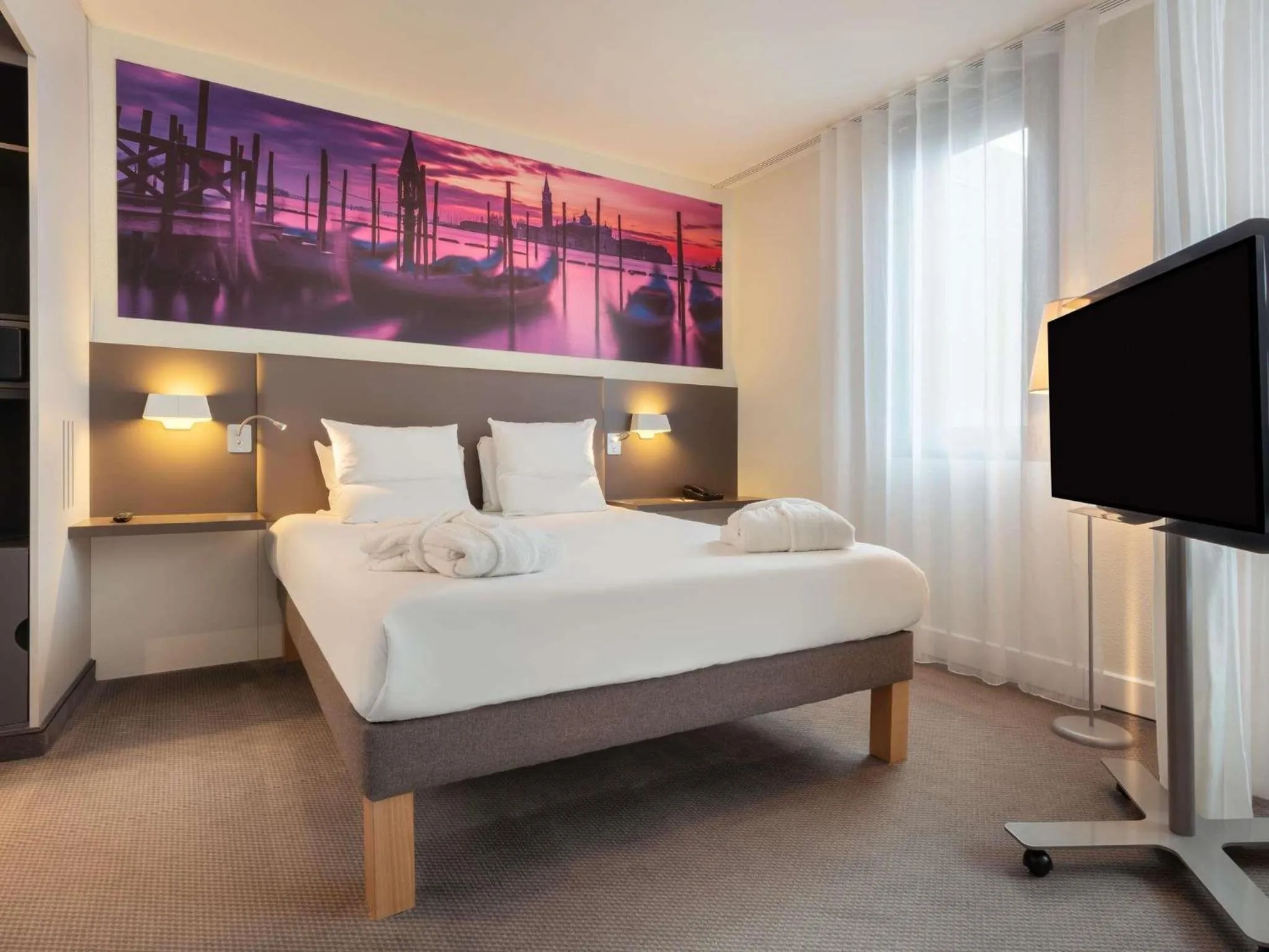Bedroom, Bed in Novotel Suites Paris CDG Airport Villepinte