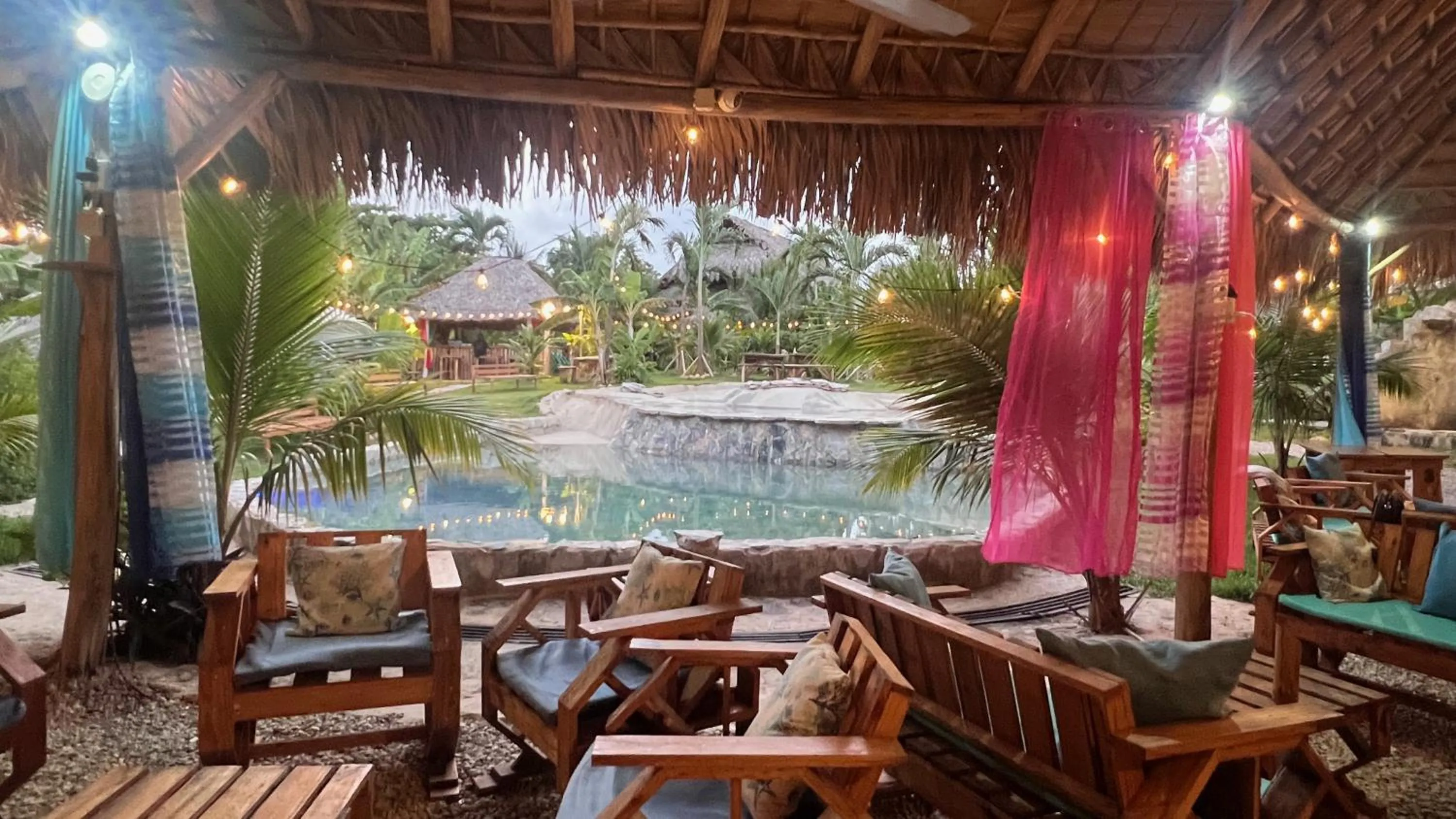 CHALET TROPICAL Hotel & Pool Bar Restaurant