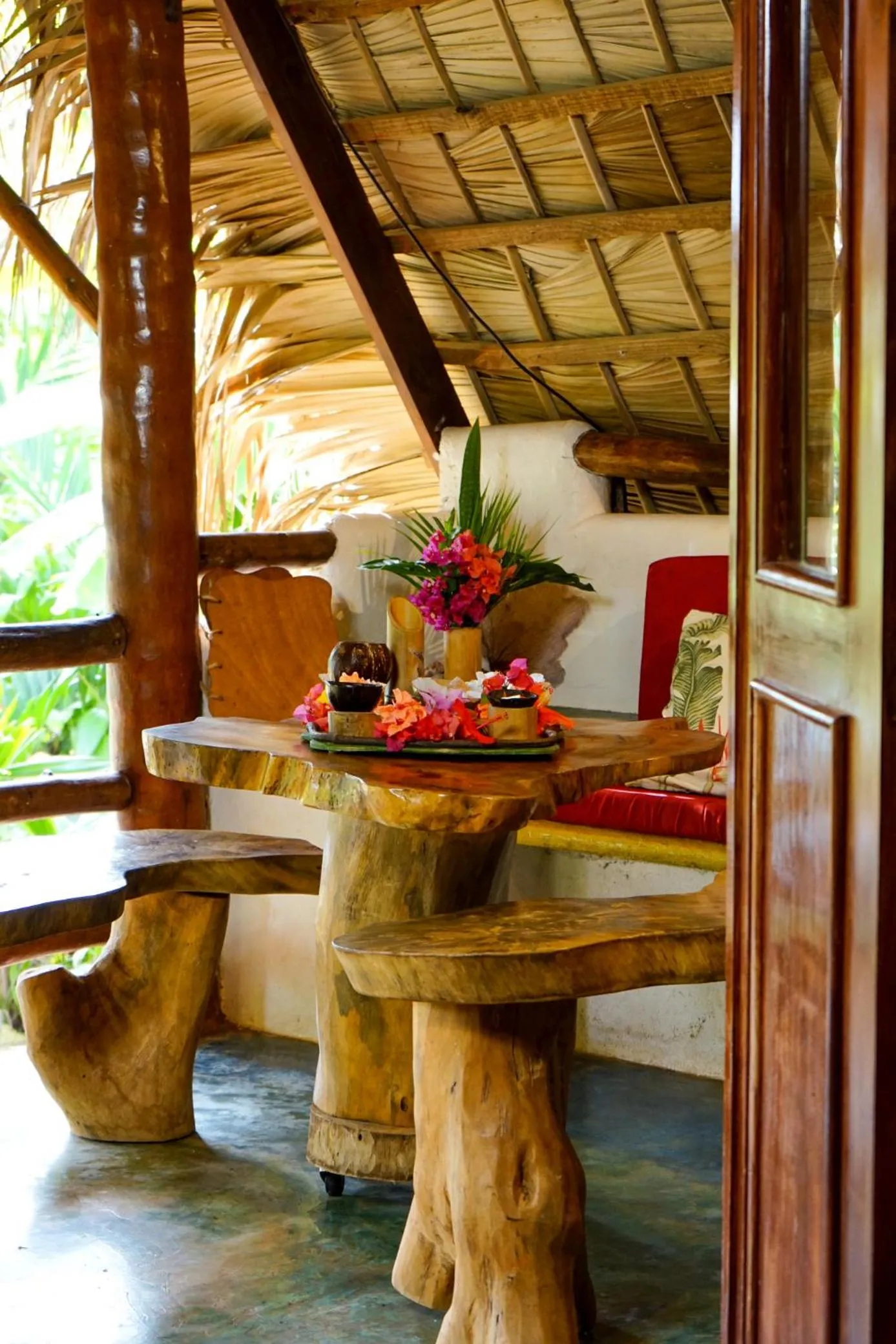 CHALET TROPICAL Hotel & Pool Bar Restaurant