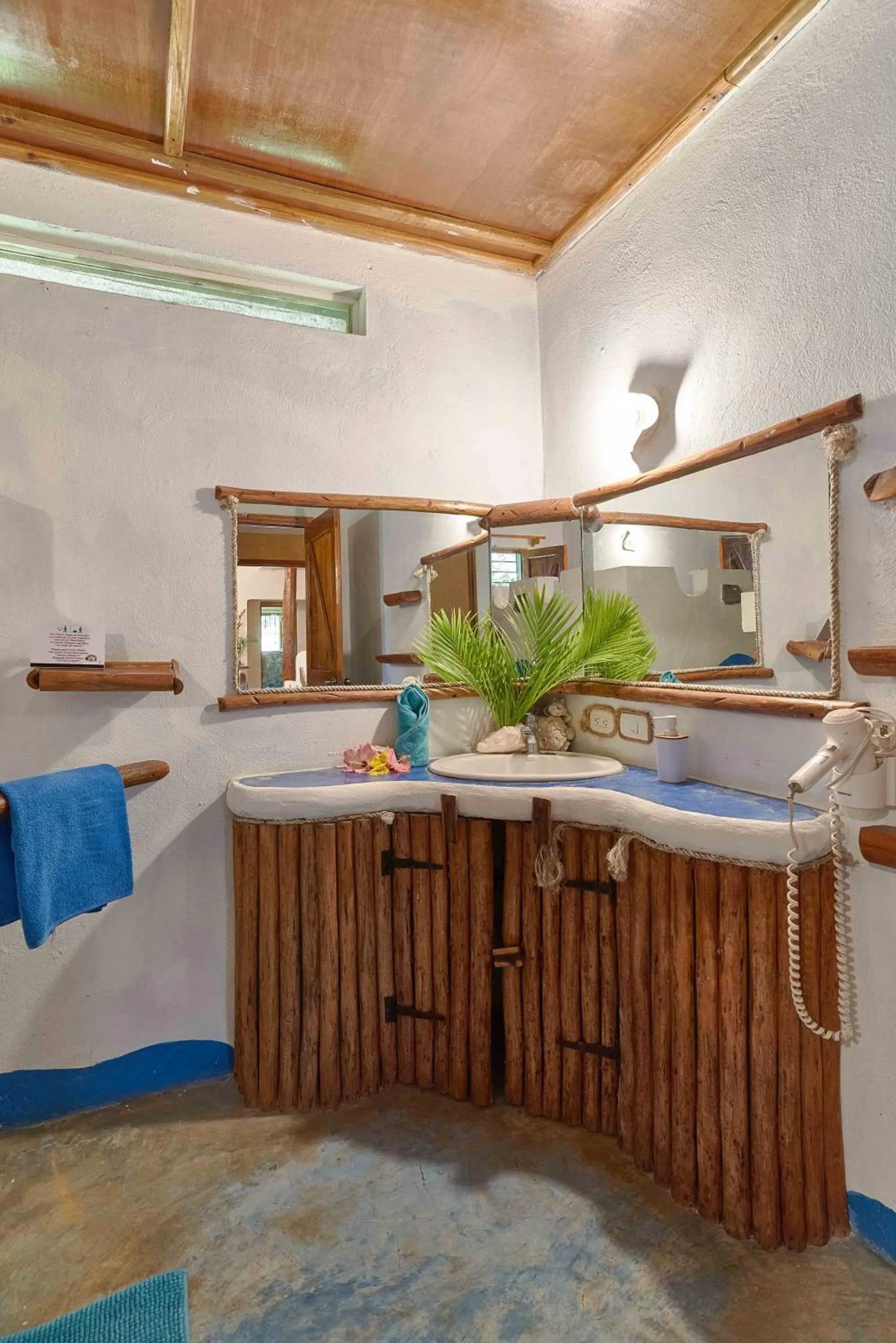 CHALET TROPICAL Hotel & Pool Bar Restaurant