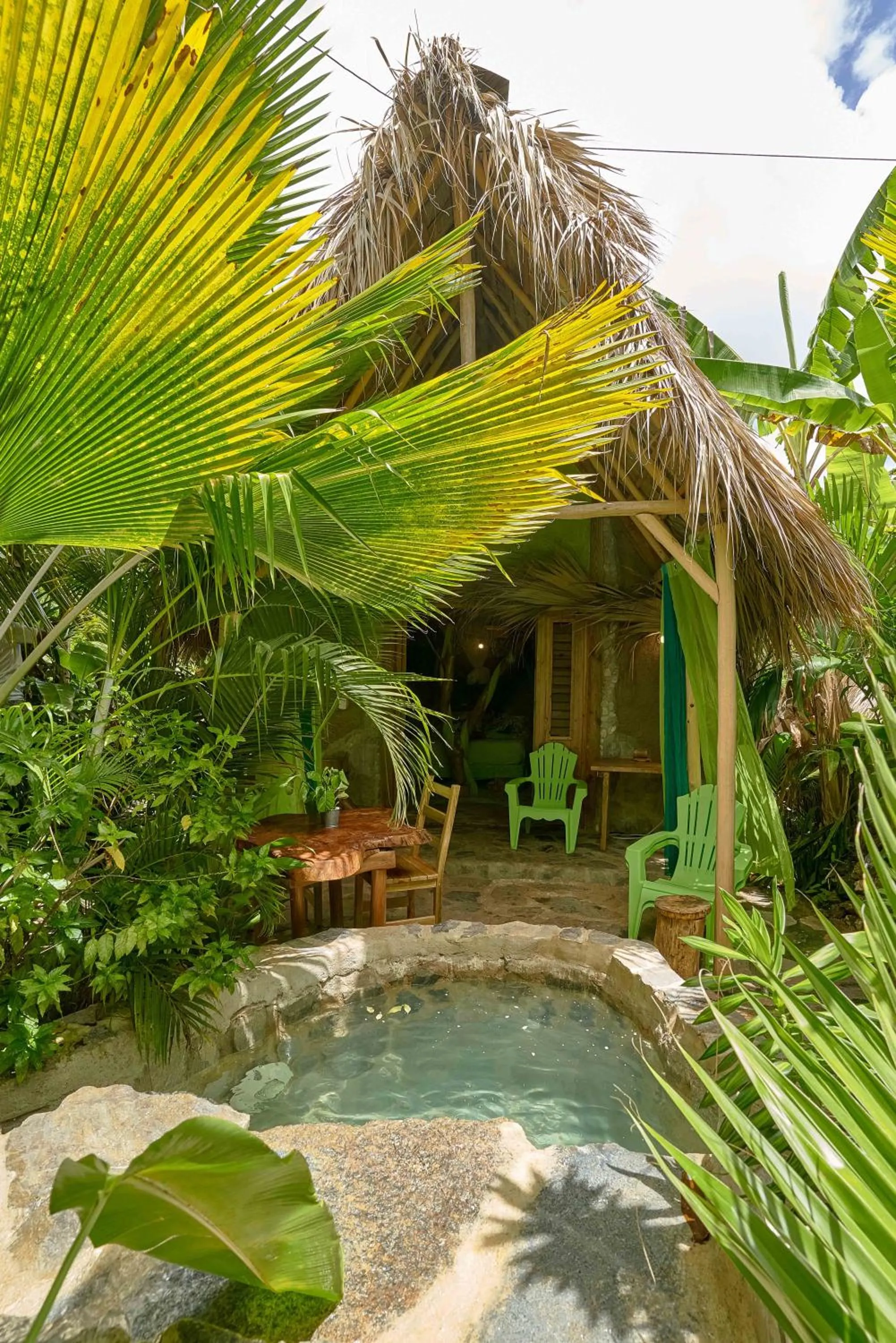 CHALET TROPICAL Hotel & Pool Bar Restaurant