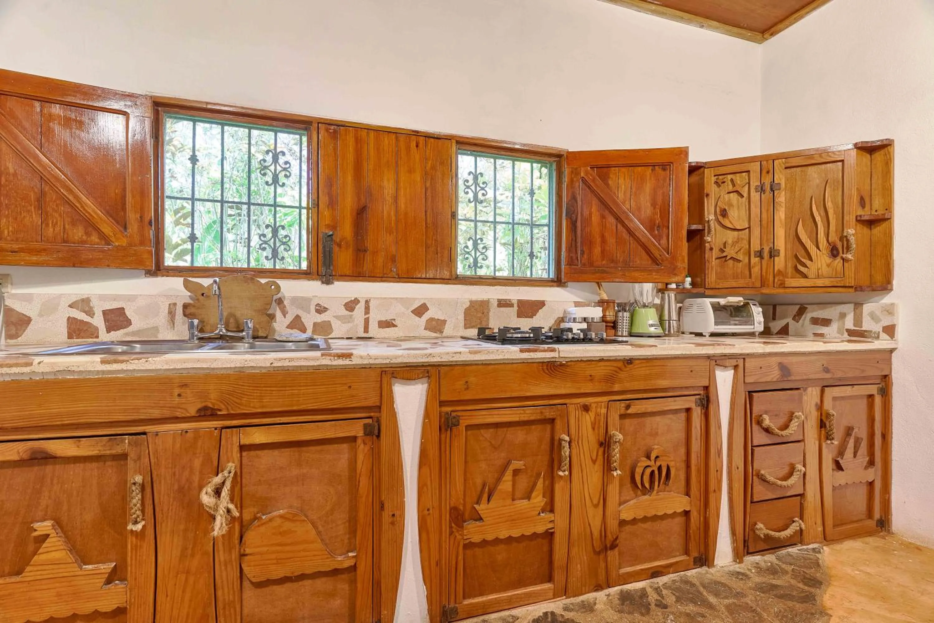 CHALET TROPICAL Hotel & Pool Bar Restaurant