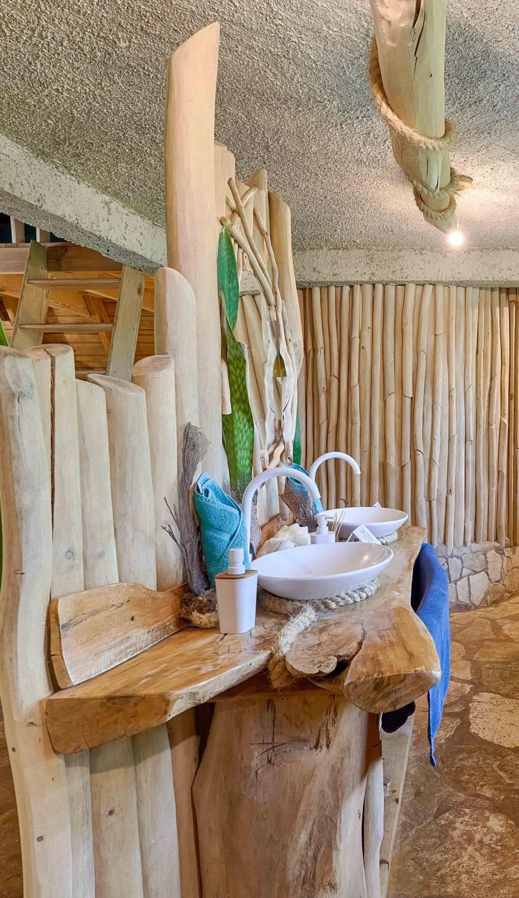 CHALET TROPICAL Hotel & Pool Bar Restaurant