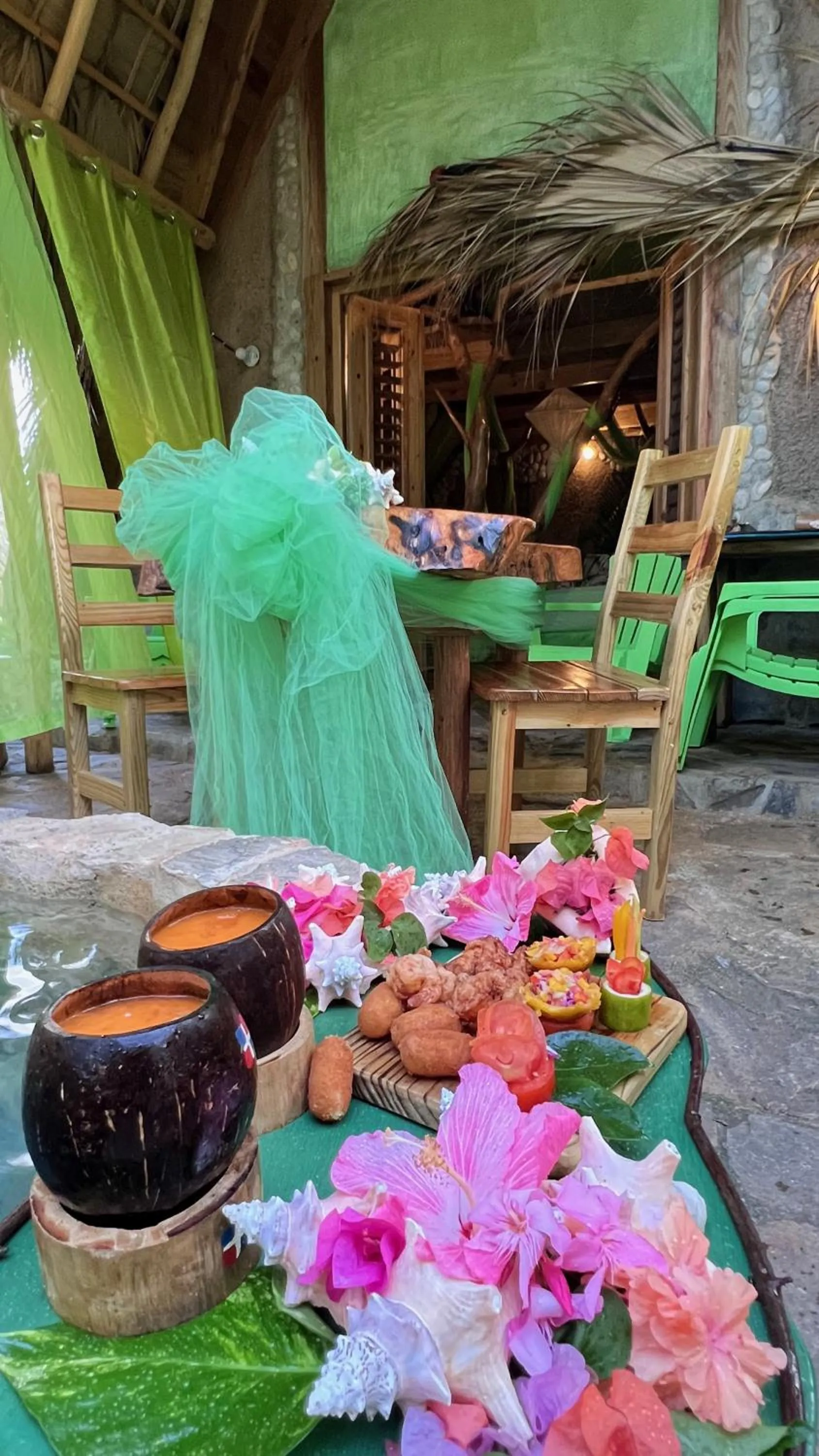 Food and drinks in CHALET TROPICAL Hotel & Pool Bar Restaurant