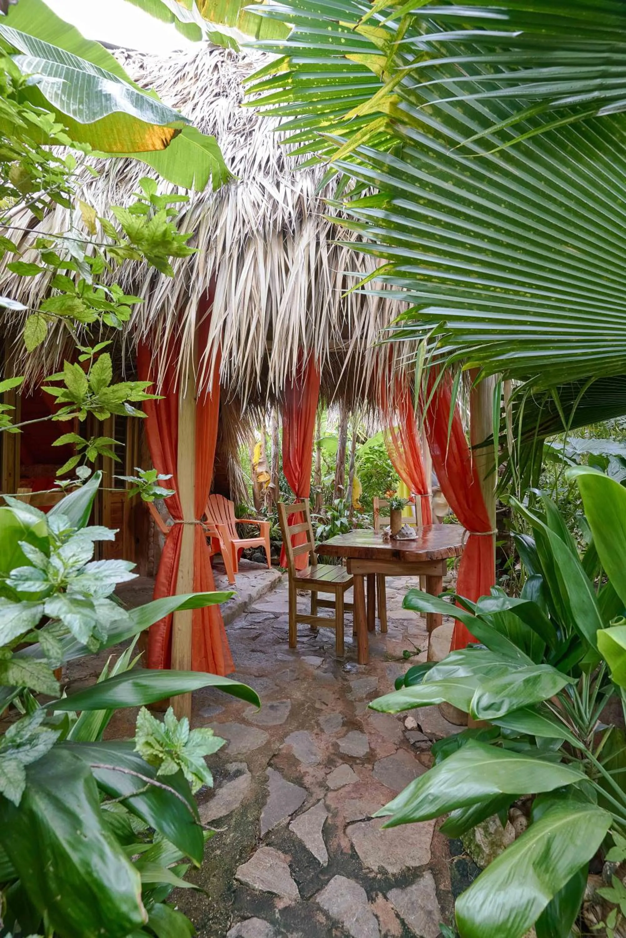 CHALET TROPICAL Hotel & Pool Bar Restaurant