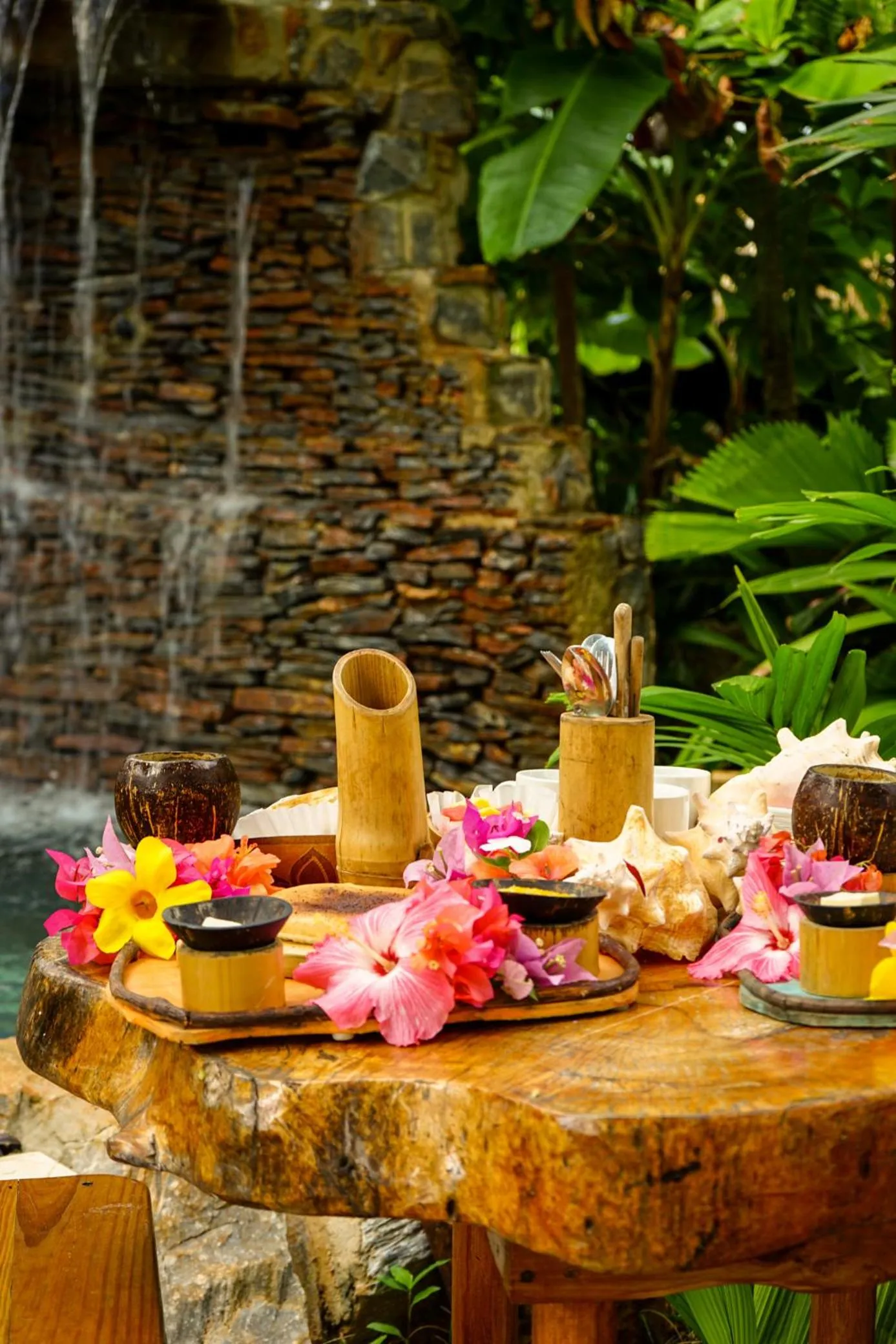 CHALET TROPICAL Hotel & Pool Bar Restaurant