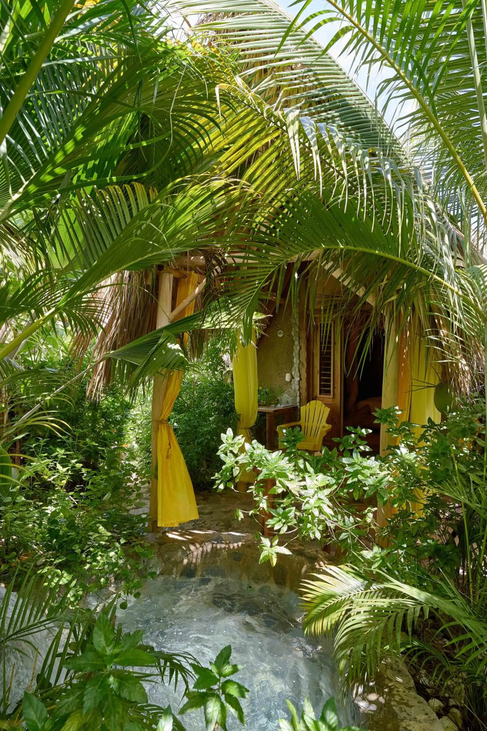 CHALET TROPICAL Hotel & Pool Bar Restaurant