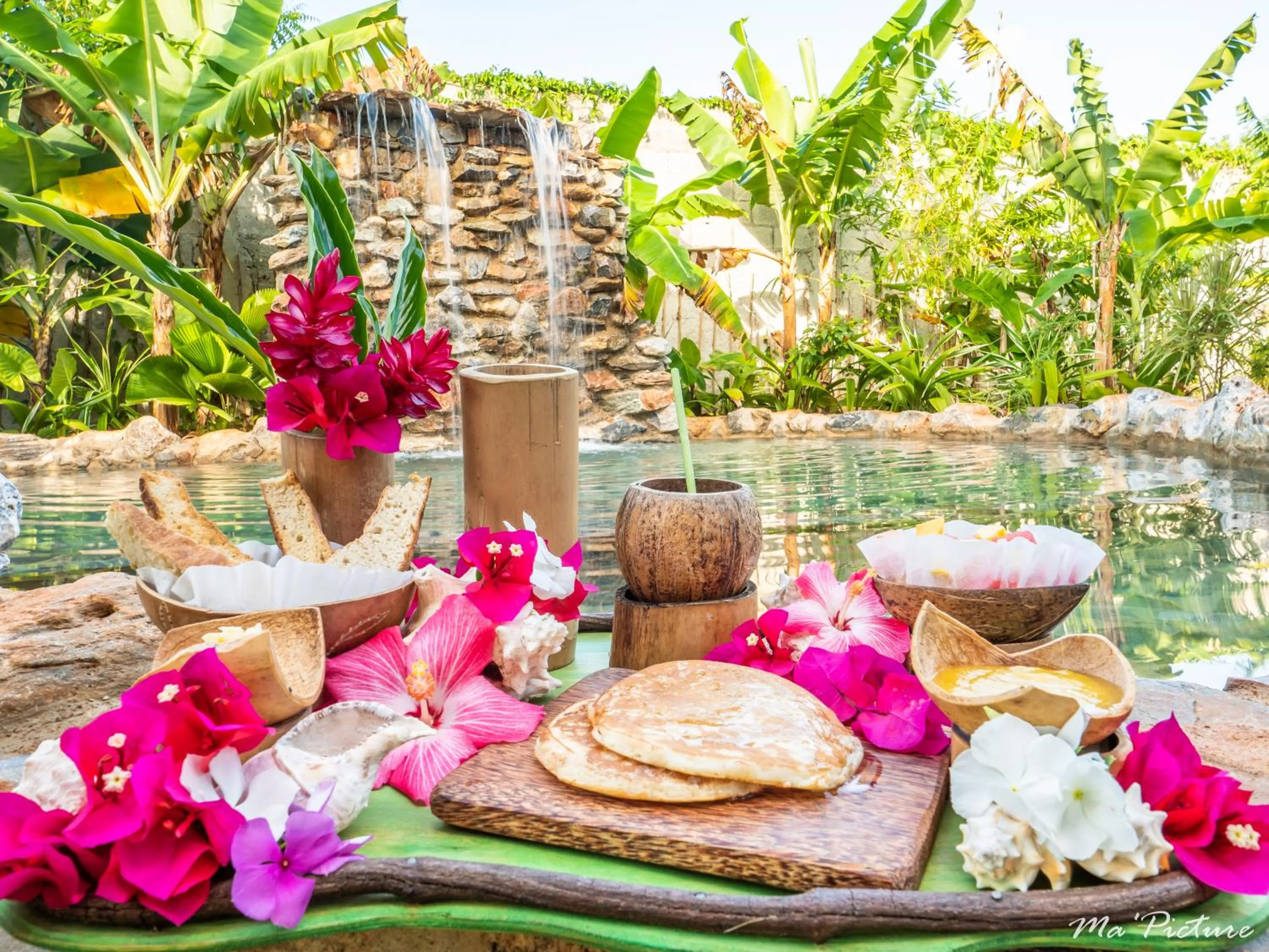 Food and drinks in CHALET TROPICAL Hotel & Pool Bar Restaurant