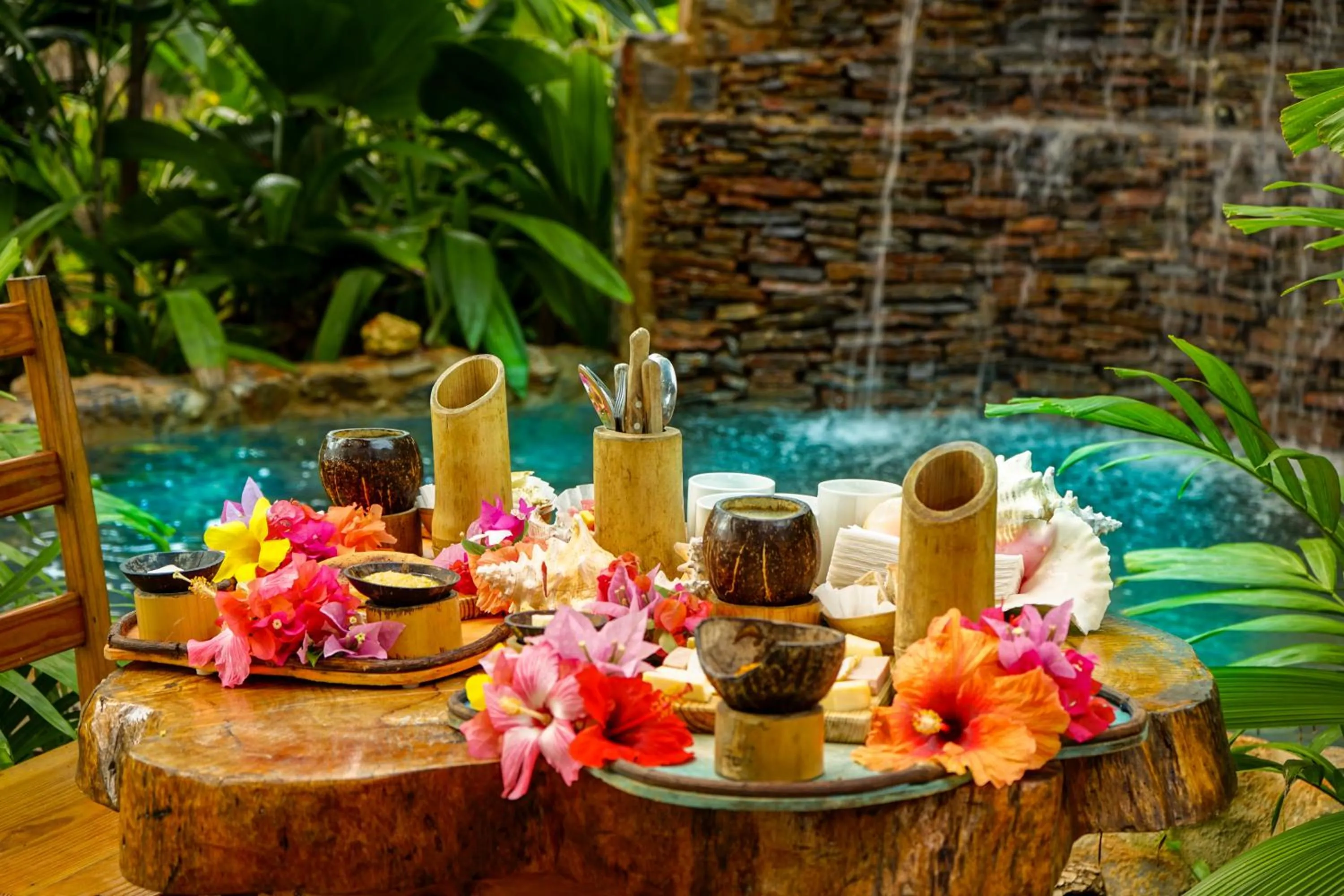 Food and drinks in CHALET TROPICAL Hotel & Pool Bar Restaurant