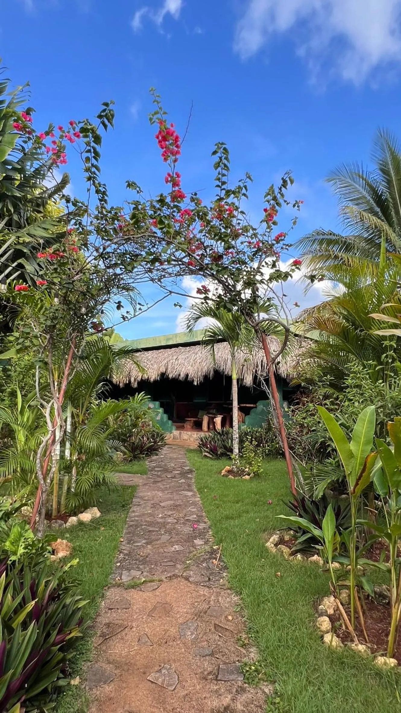 CHALET TROPICAL Hotel & Pool Bar Restaurant