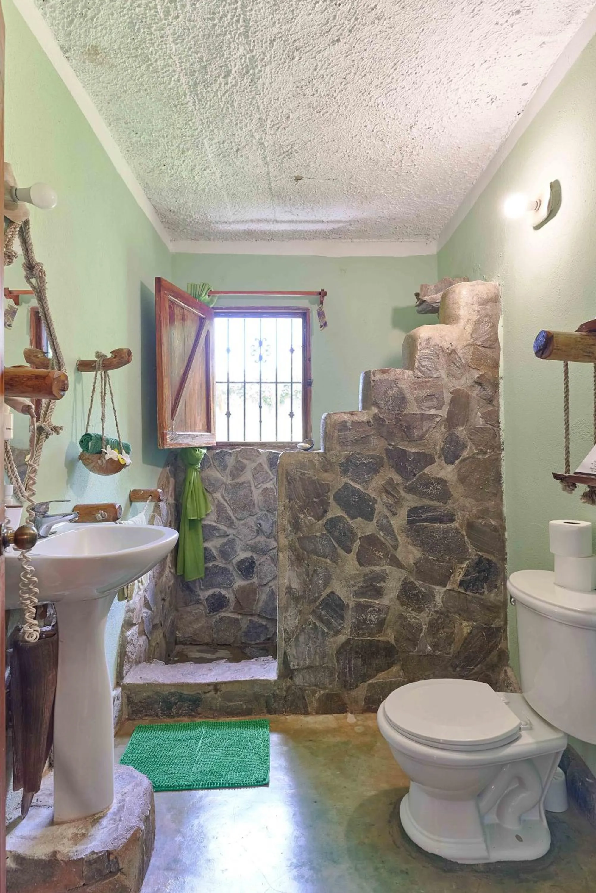 CHALET TROPICAL Hotel & Pool Bar Restaurant