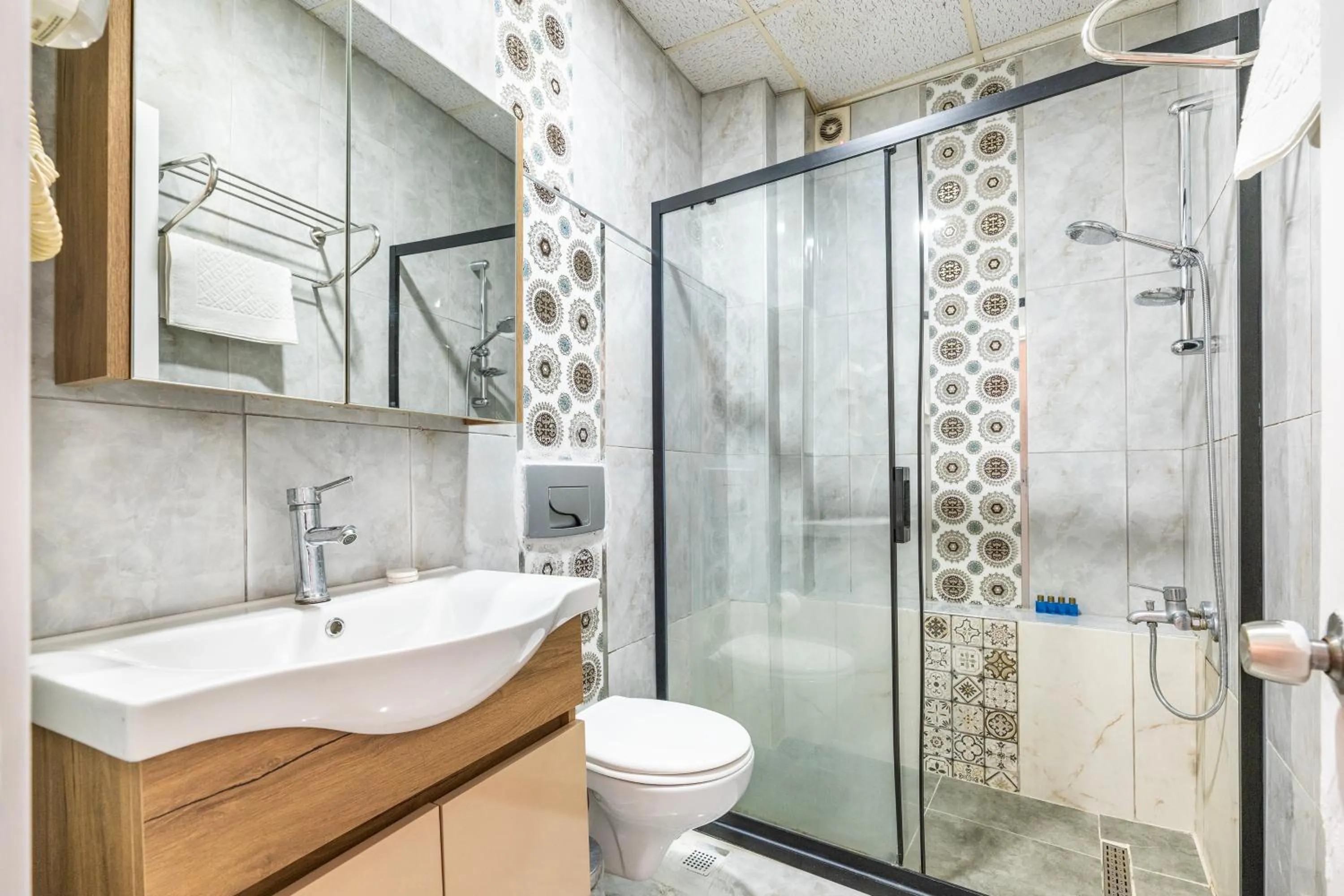 Shower in Taksim Dora Hotel