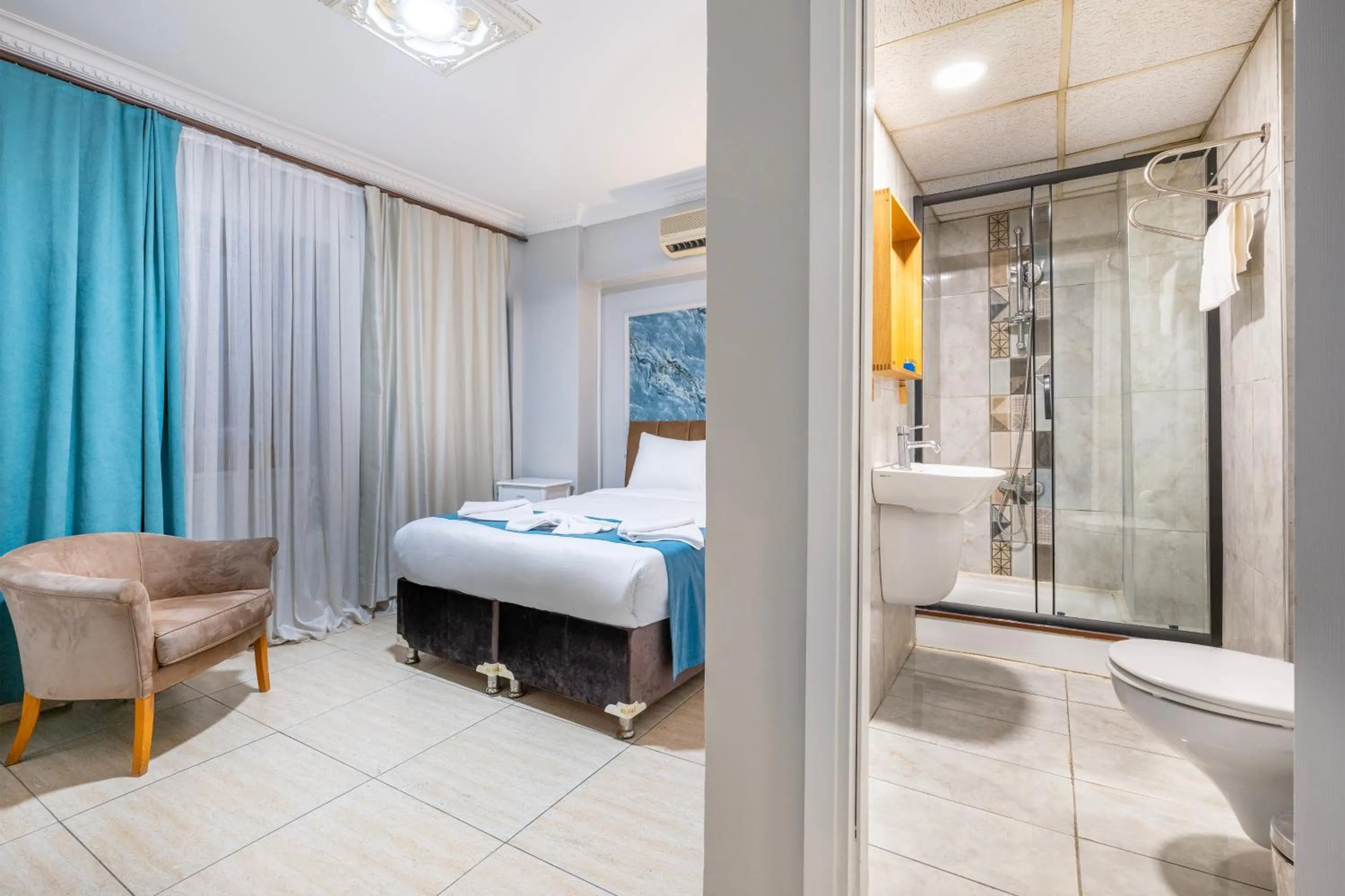 Shower, Bed in Taksim Dora Hotel