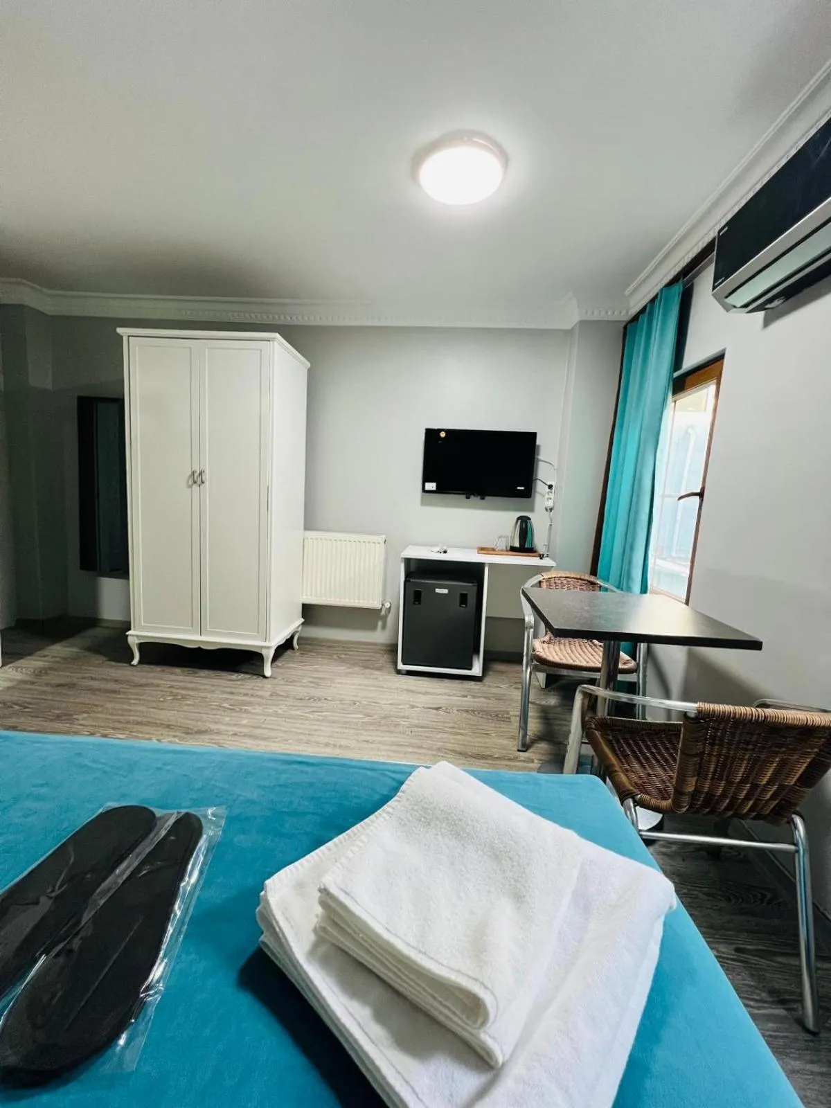 Communal lounge/ TV room in Taksim Dora Hotel