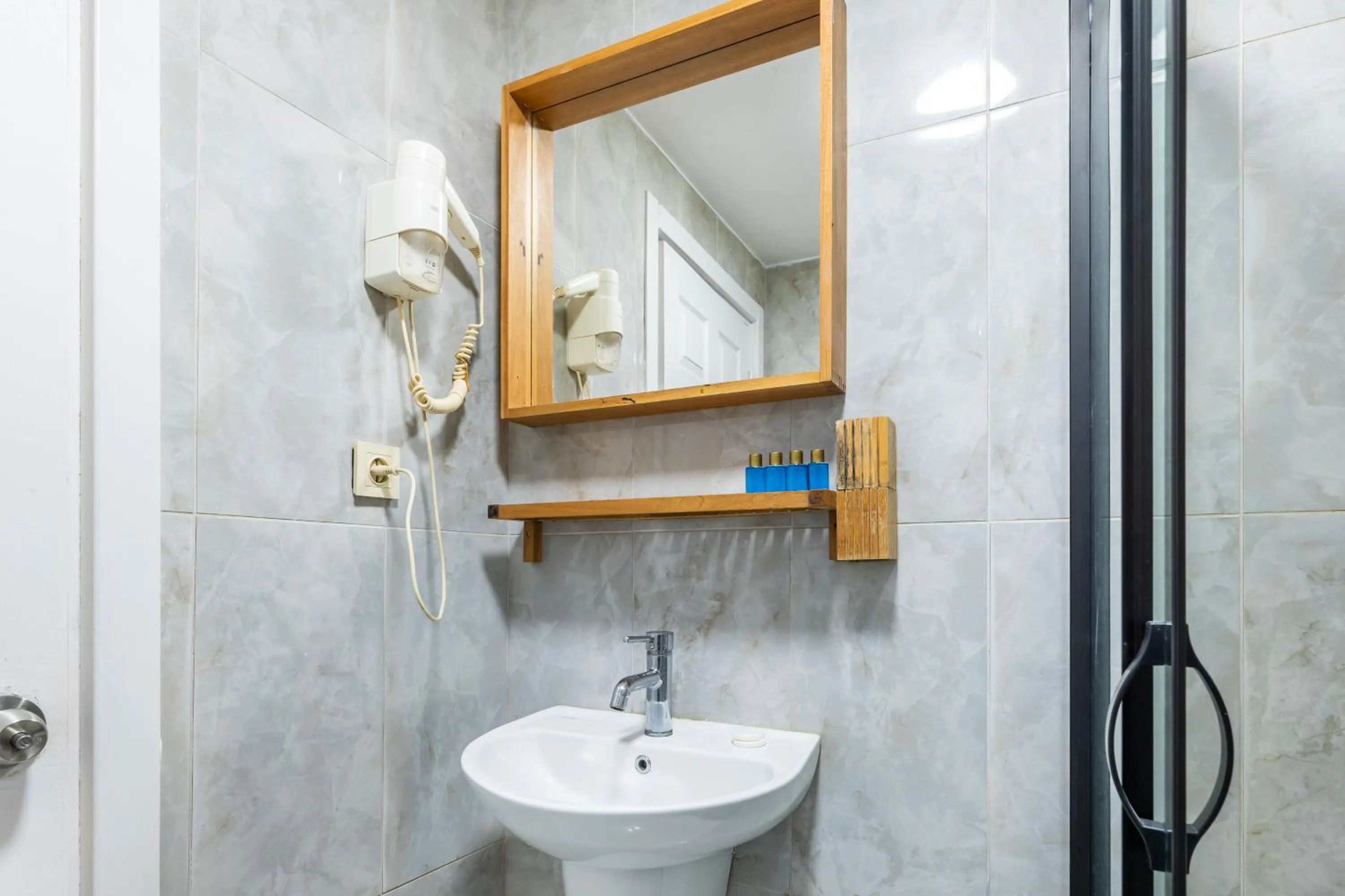 Shower in Taksim Dora Hotel