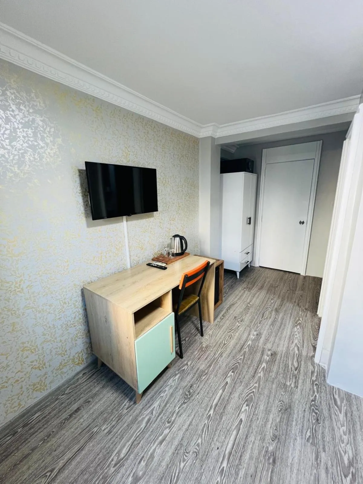 Communal lounge/ TV room in Taksim Dora Hotel