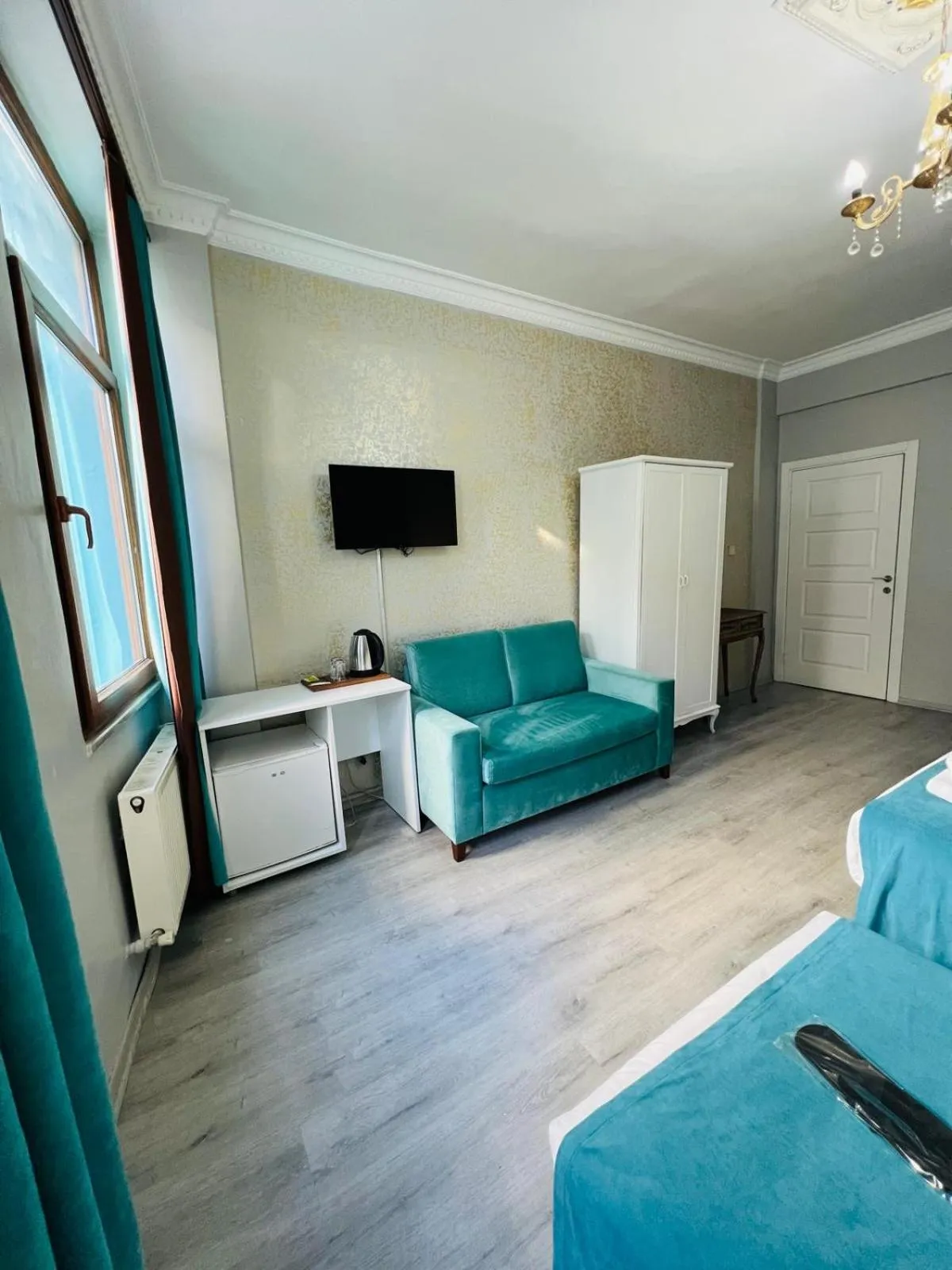 Communal lounge/ TV room in Taksim Dora Hotel