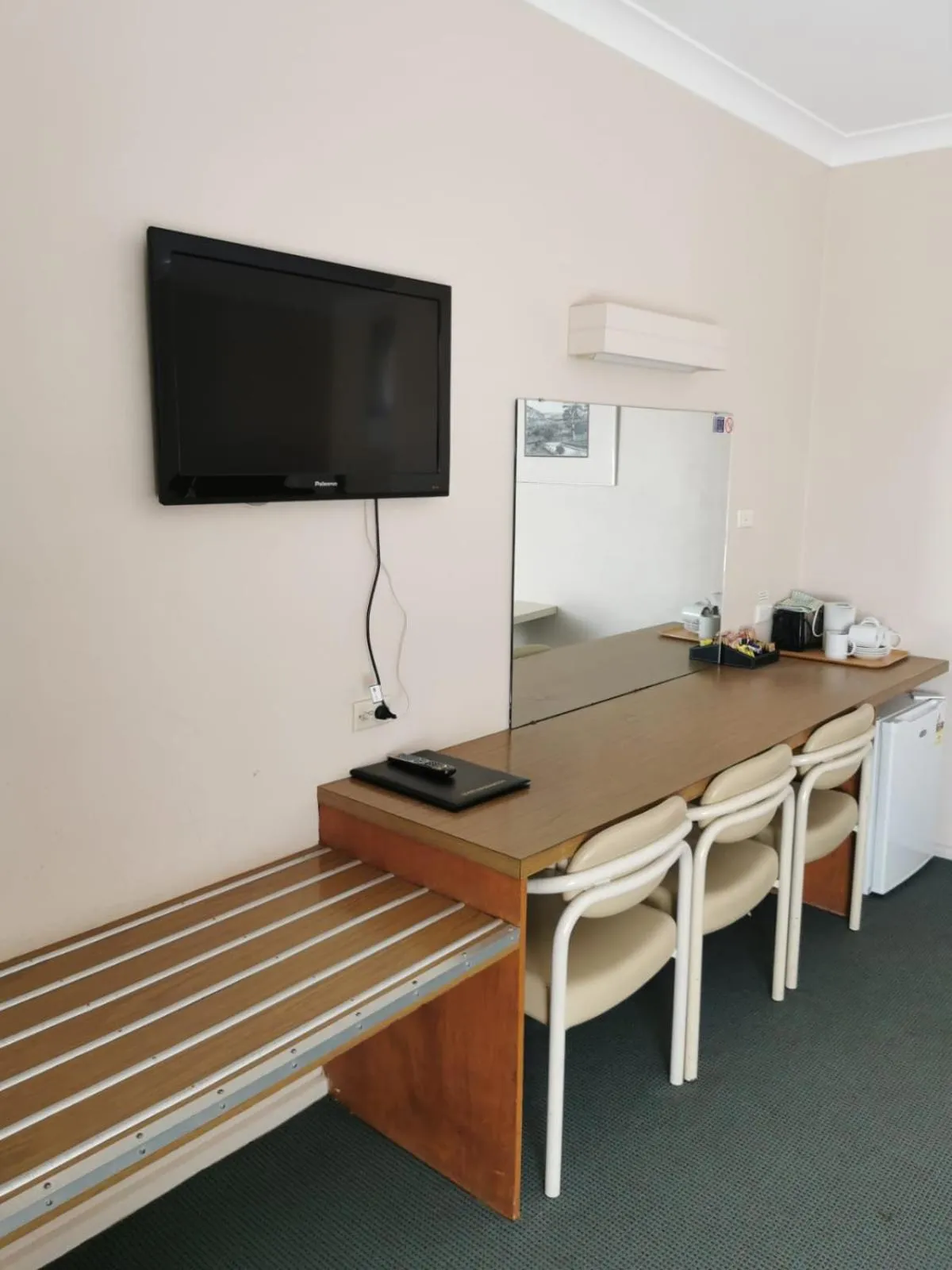 TV and multimedia in Garden Motor Inn