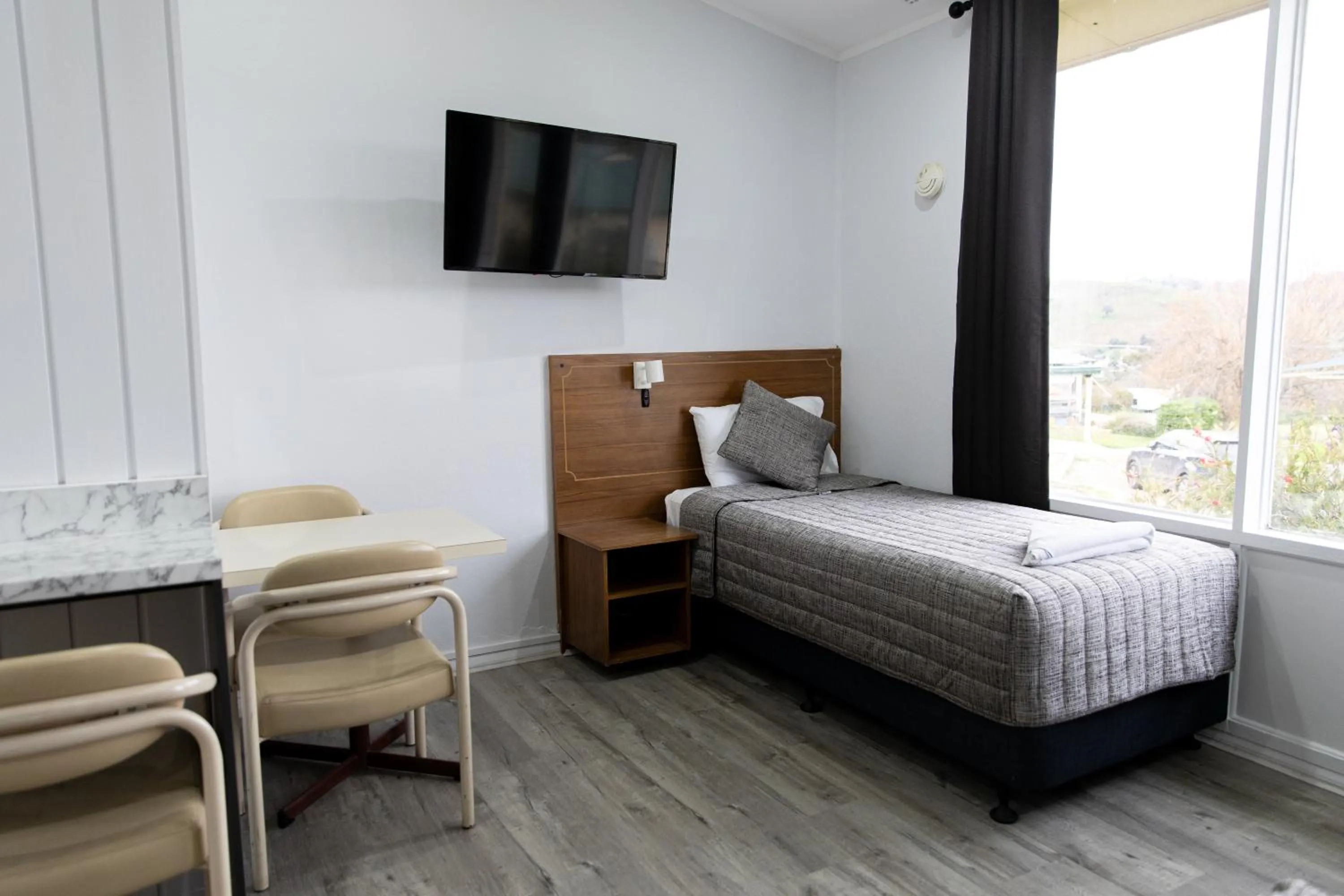 Bed in Garden Motor Inn