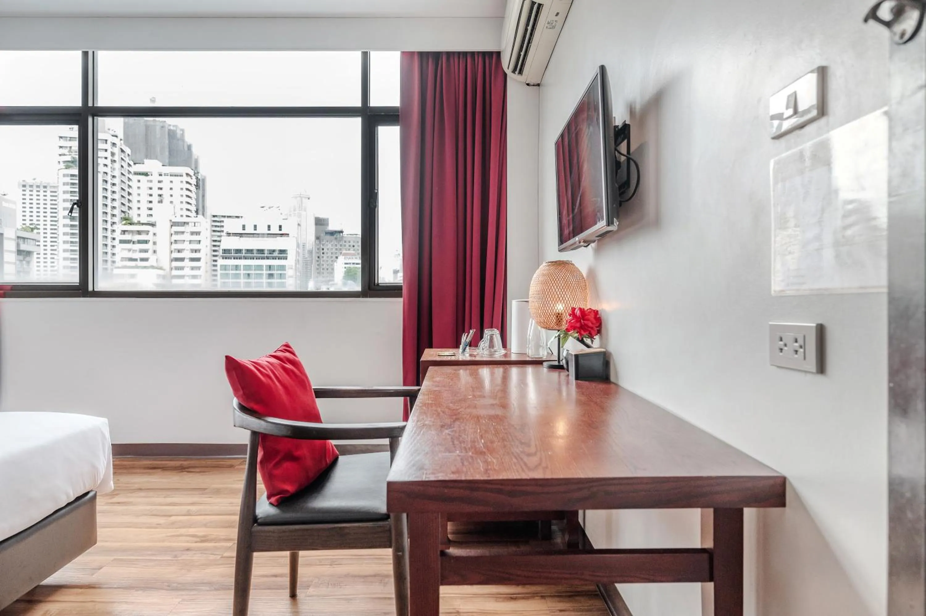 TV and multimedia, Bed in Ruamchitt Plaza Hotel