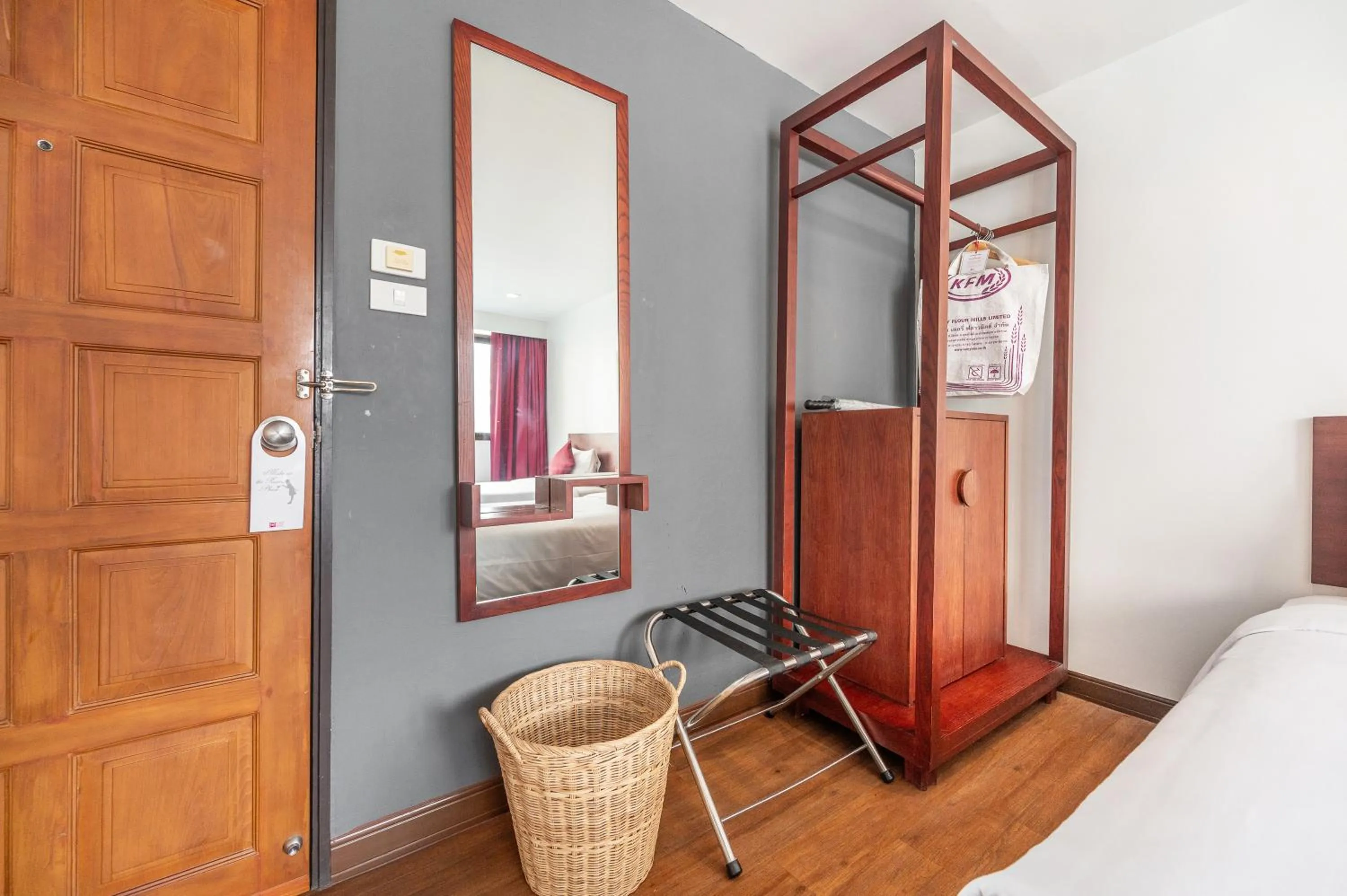 wardrobe, Bed in Ruamchitt Plaza Hotel