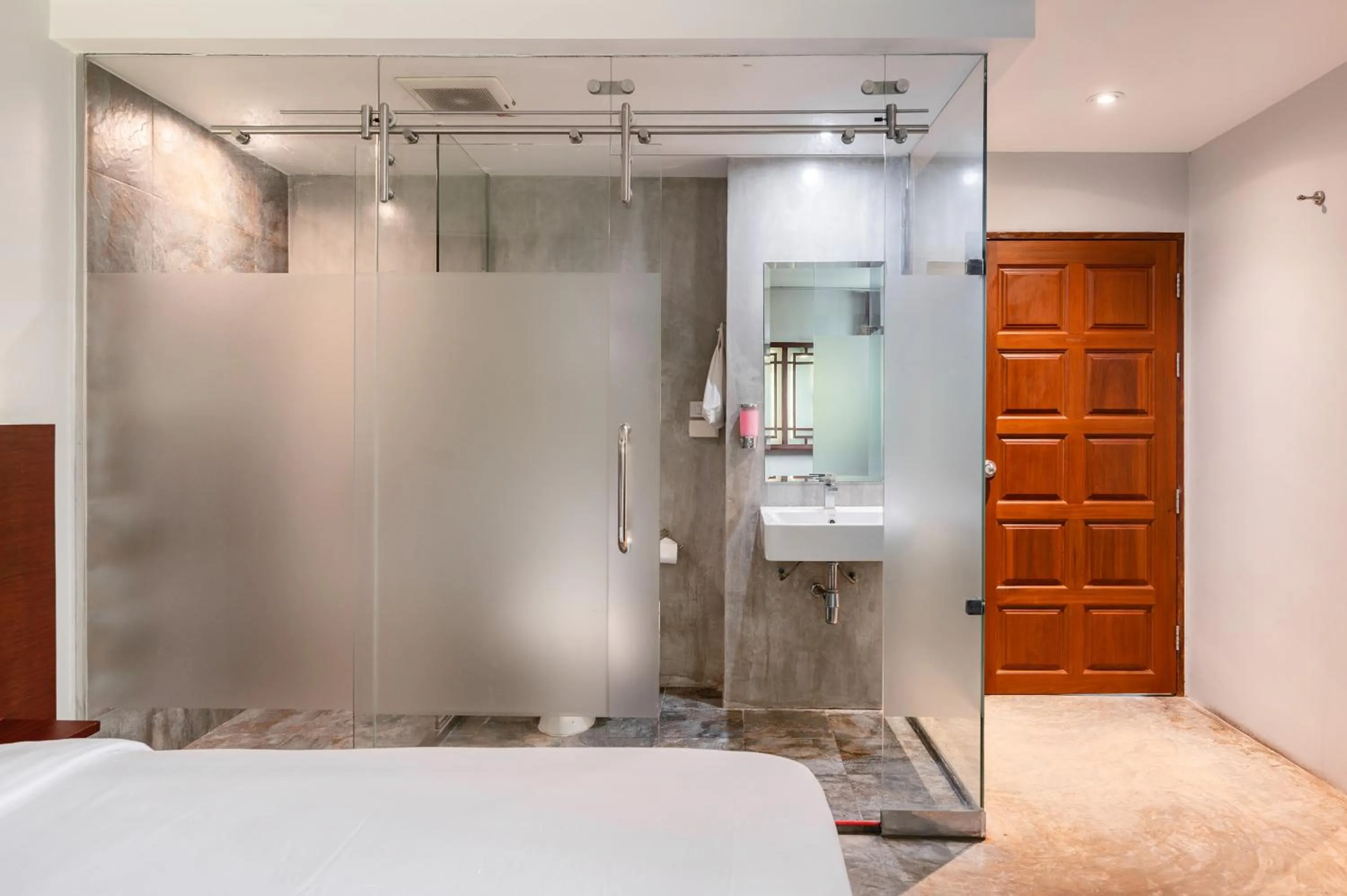 Shower in Ruamchitt Plaza Hotel