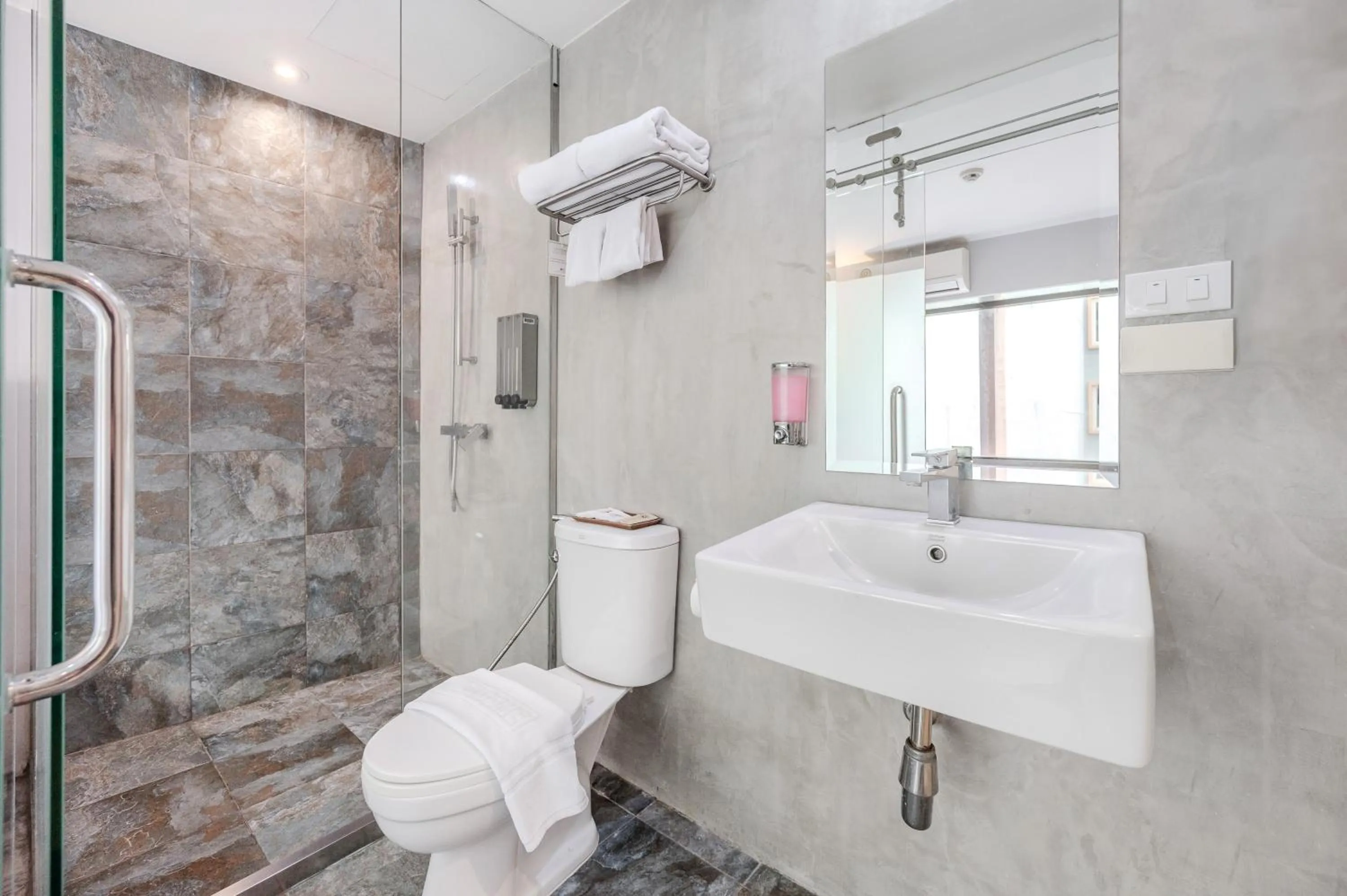 Shower in Ruamchitt Plaza Hotel