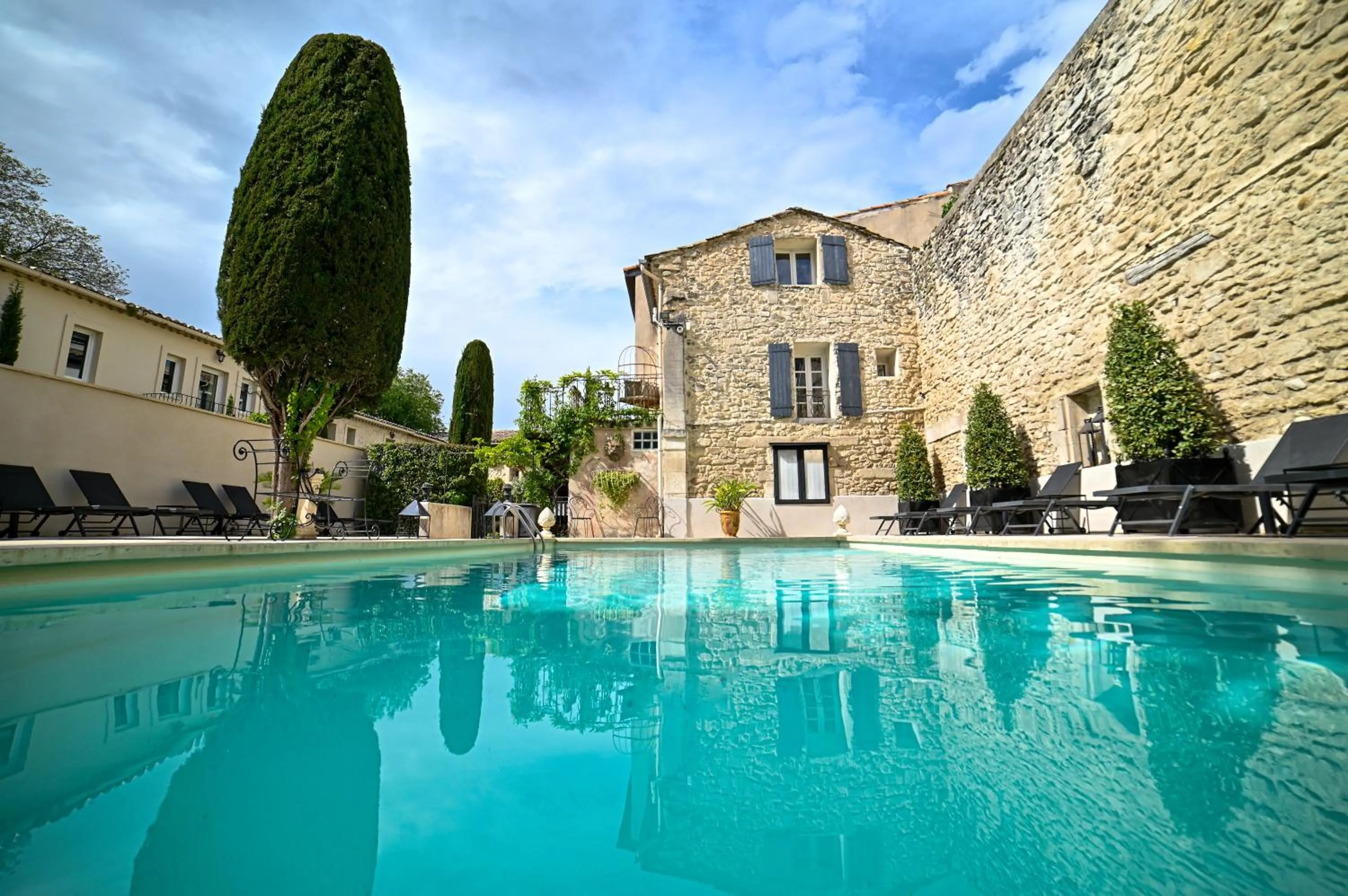 Swimming pool in Hôtel Gounod