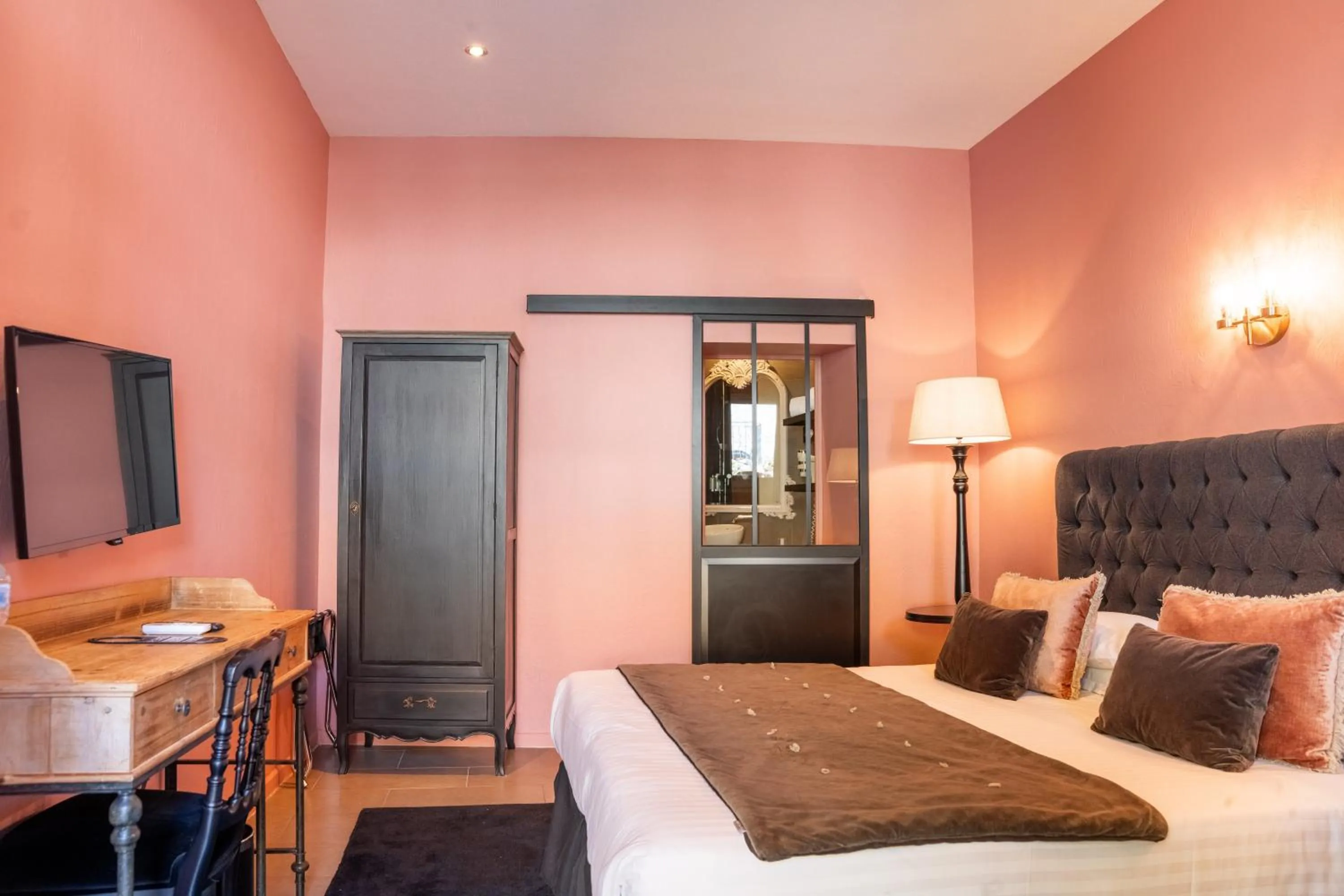 Bedroom, Bed in Hôtel Gounod