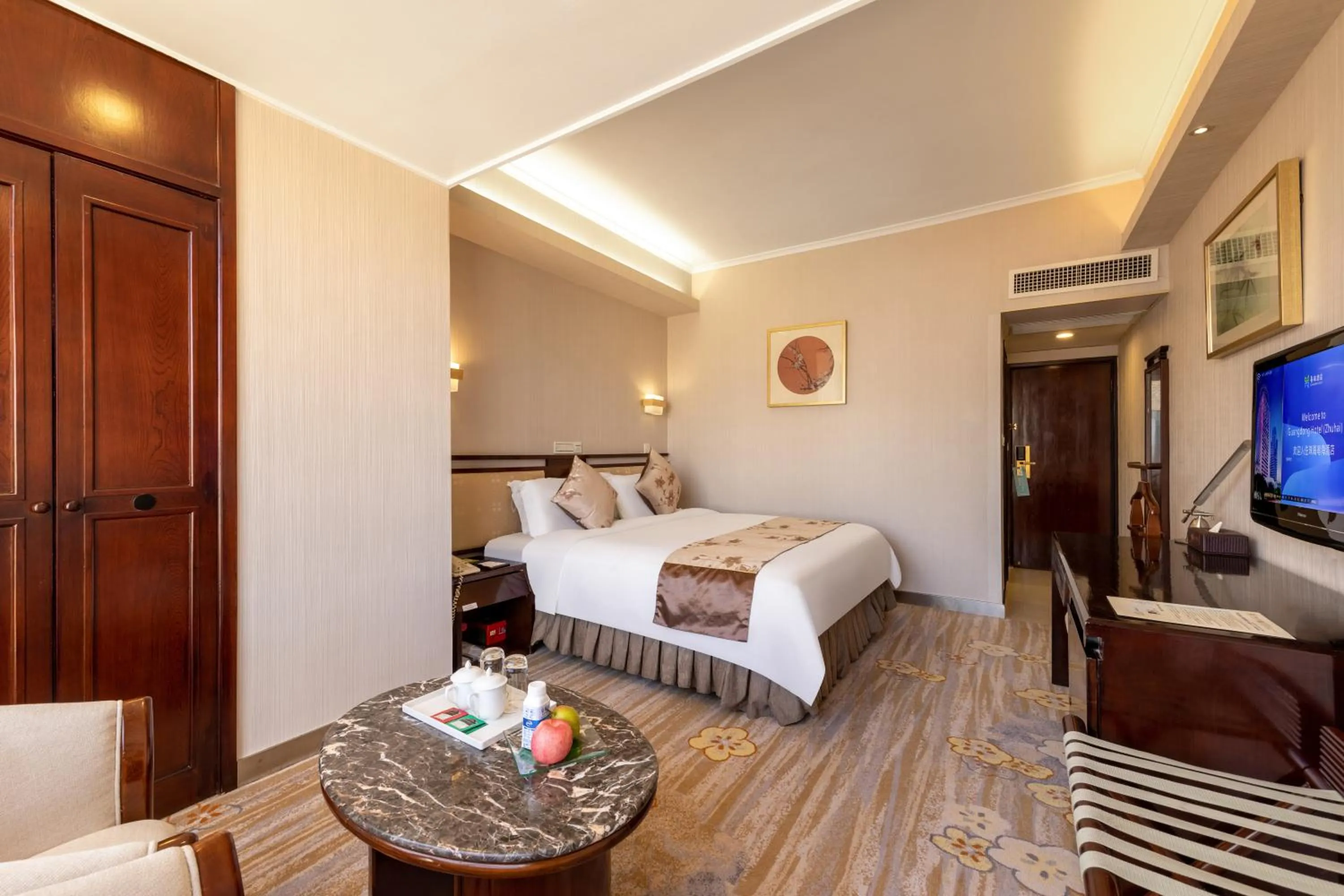 Bed in Guangdong Hotel (Zhuhai)