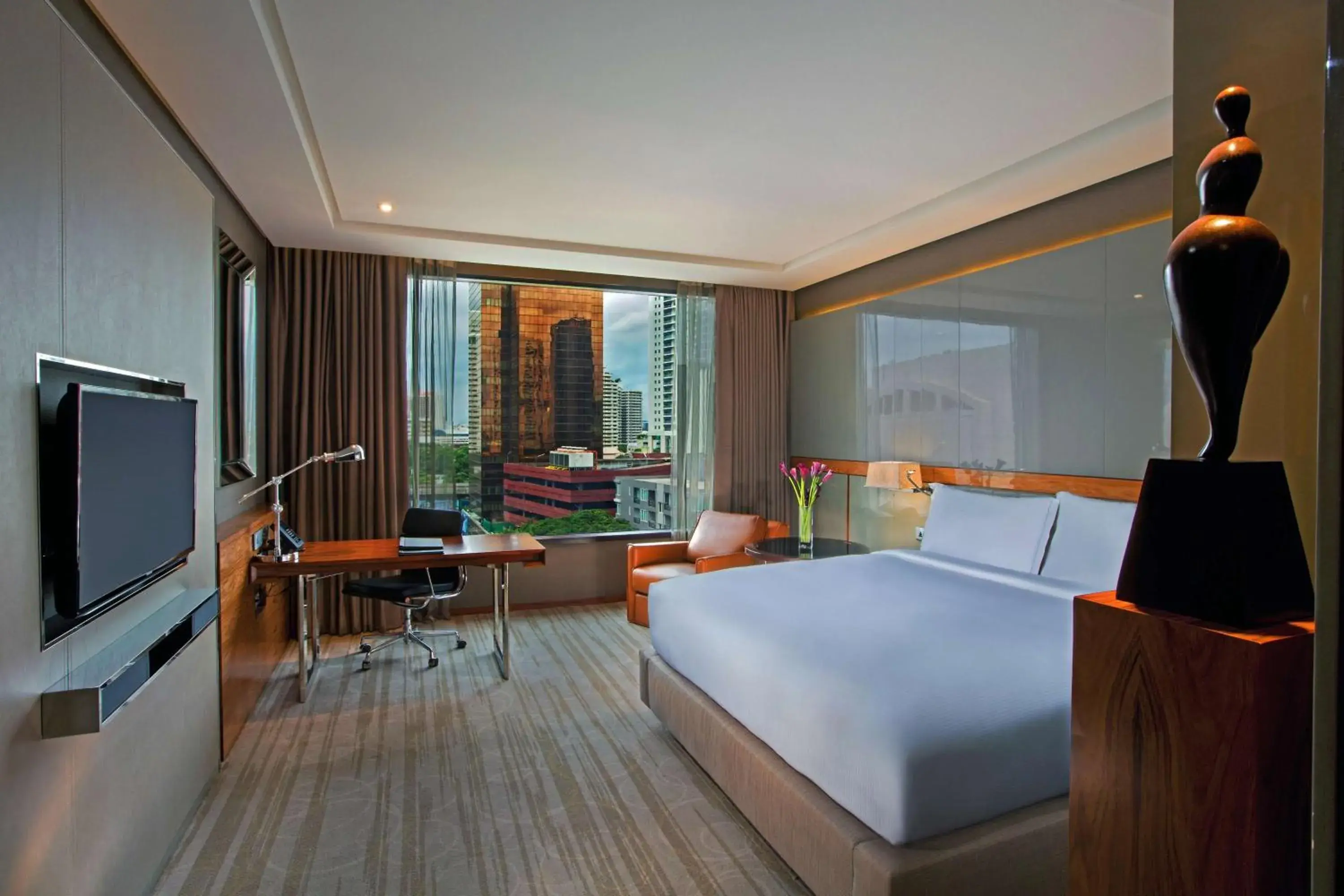 Deluxe King Room - Mobility Accessible in Hilton Sukhumvit Bangkok Deluxe King Room - Mobility Accessible in Hilton Sukhumvit Bangkok