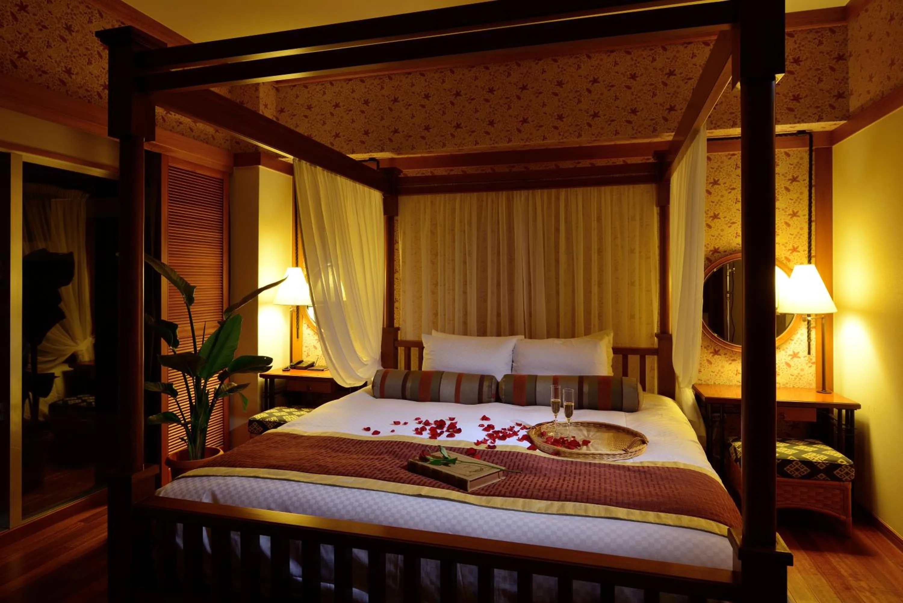 Bed in Kanucha Bay Hotel & Villas