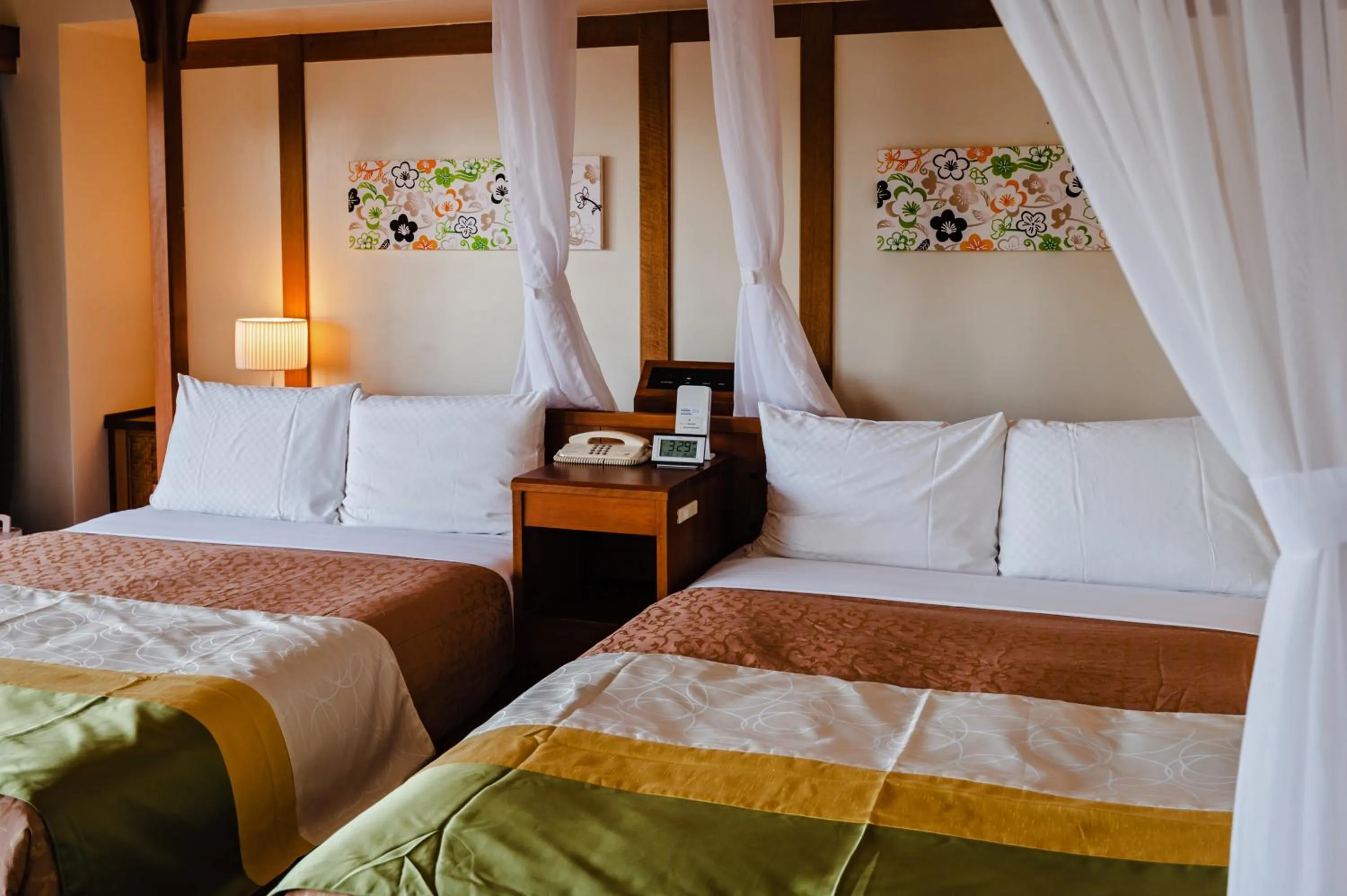 Bed in Kanucha Bay Hotel & Villas