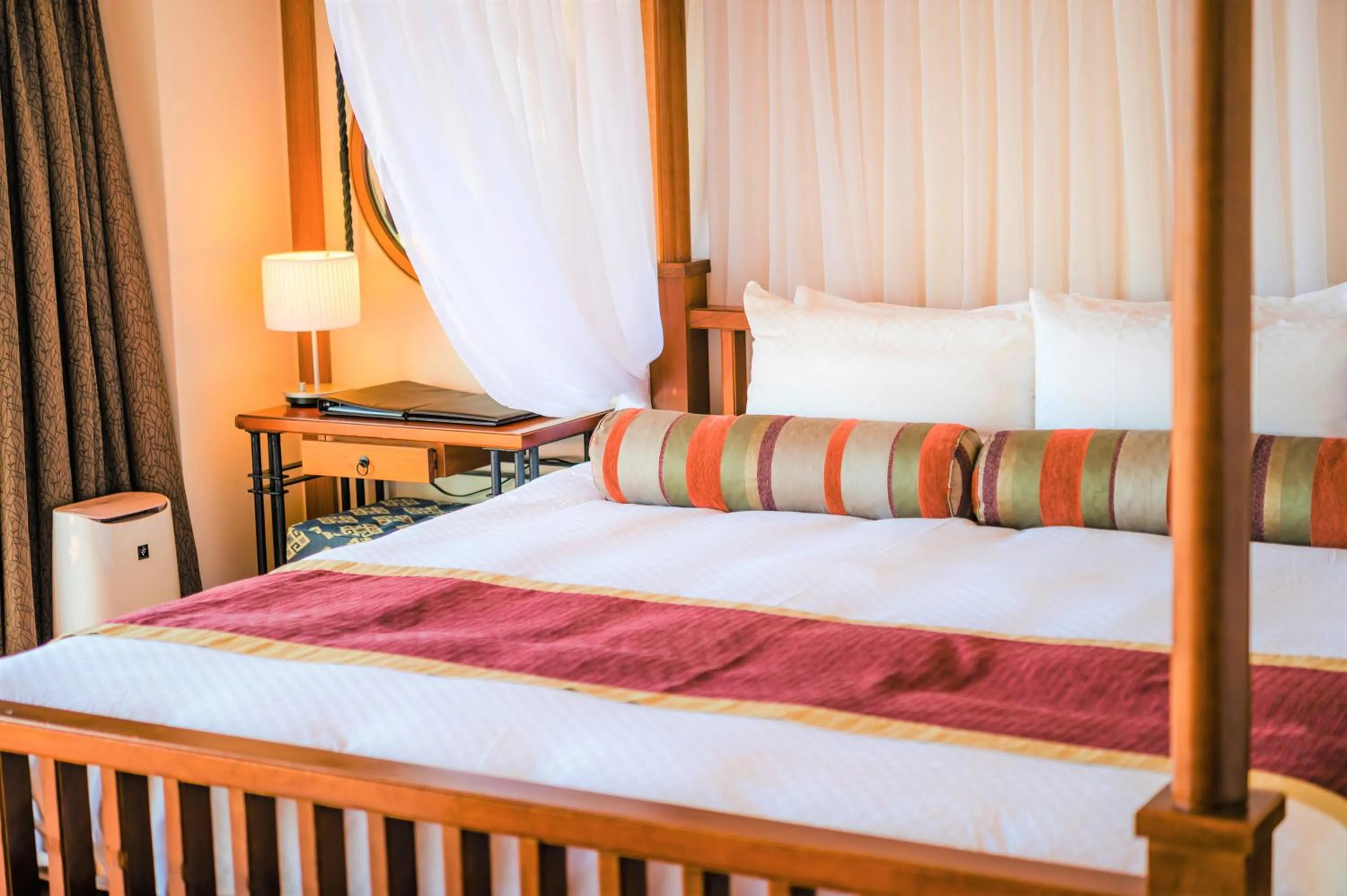 Bed in Kanucha Bay Hotel & Villas