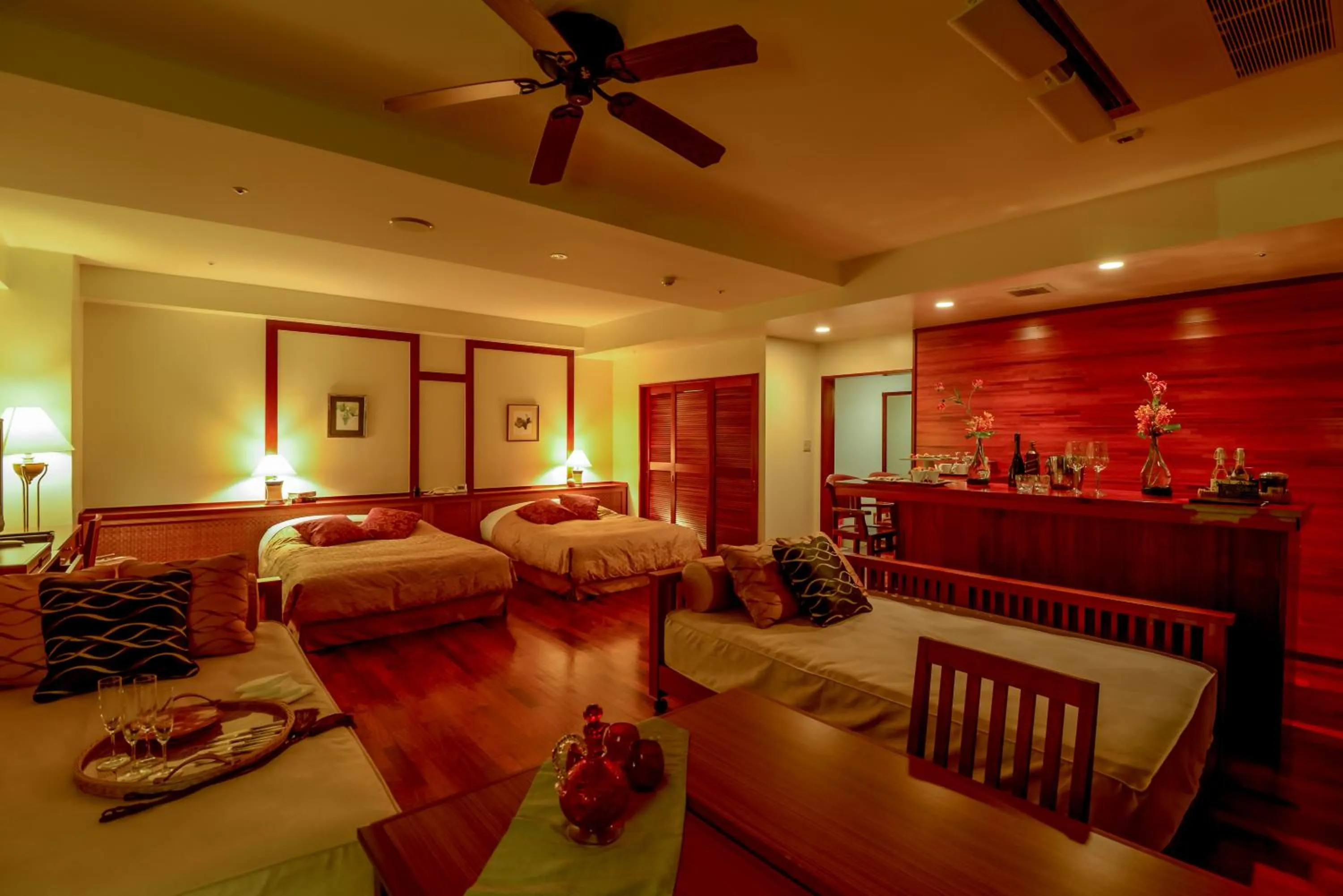 Bed in Kanucha Bay Hotel & Villas