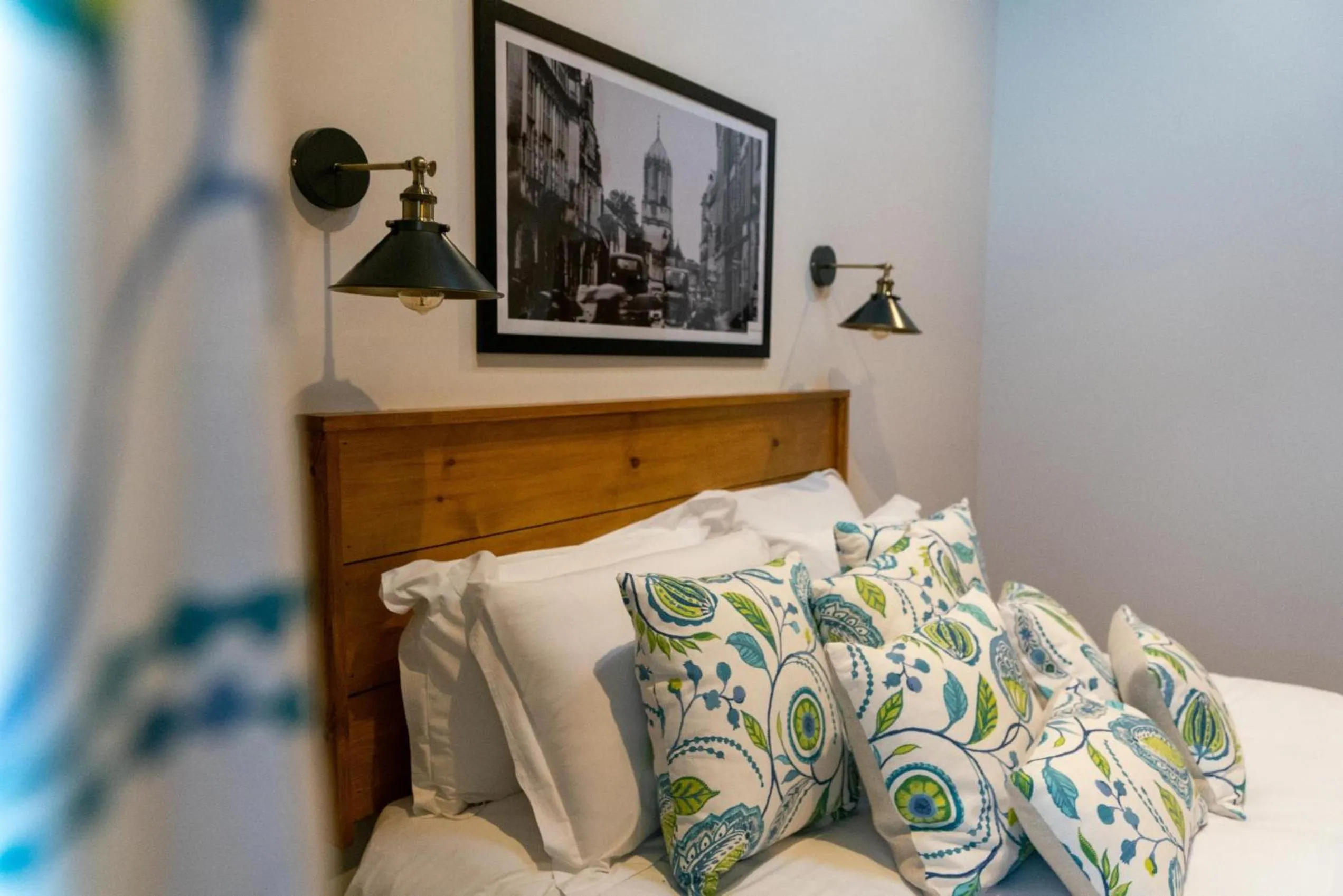 Bed in The Chequers at Burcot