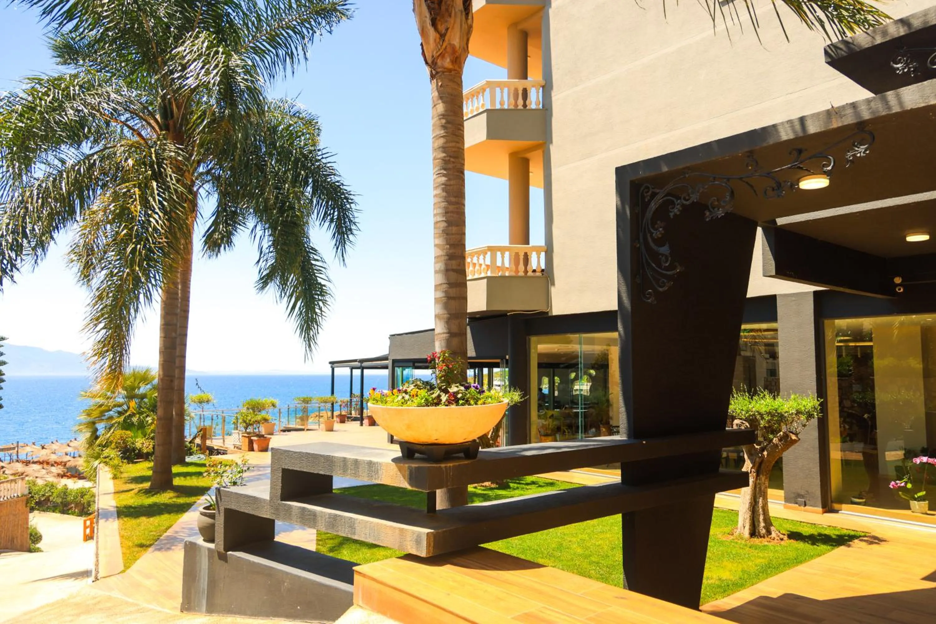 Facade/entrance in Hotel Apollon Sarande