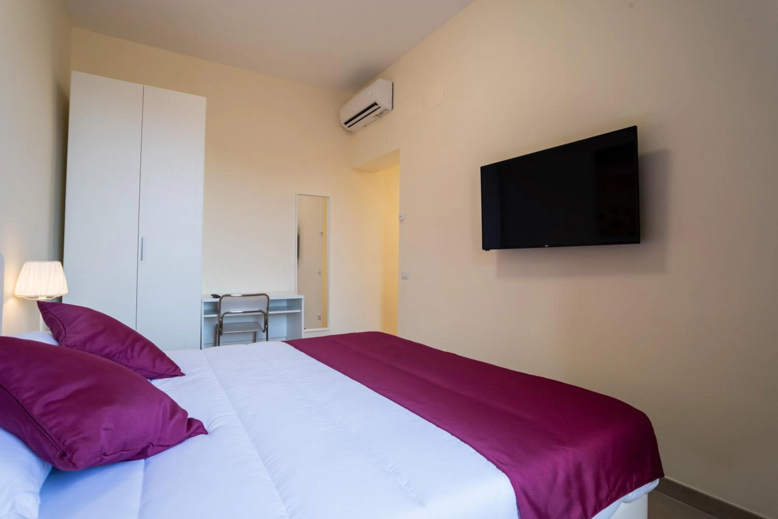 Photo of the whole room, Bed in Minerva Monks Inn