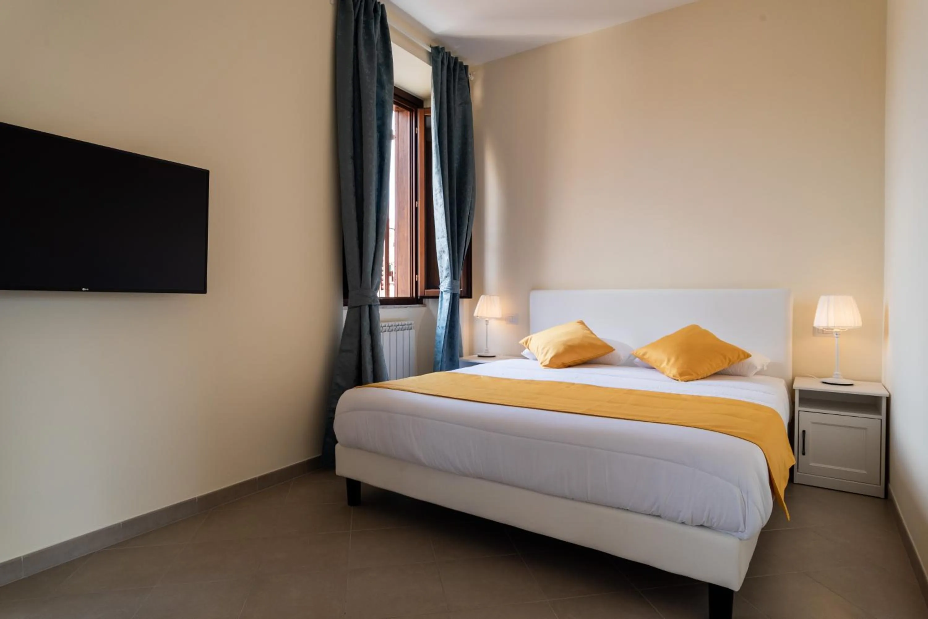 Bed in Minerva Monks Inn