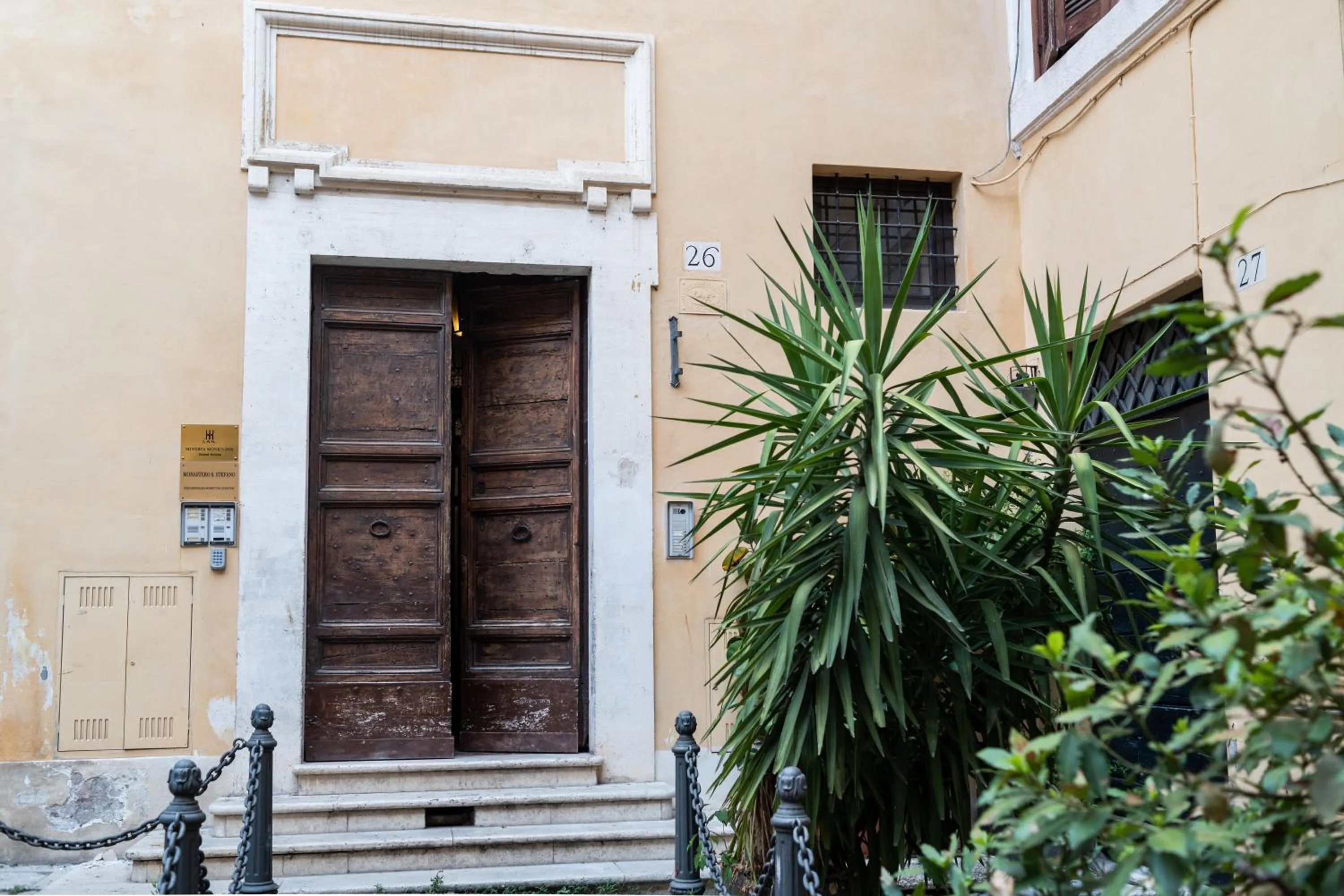 Facade/entrance in Minerva Monks Inn