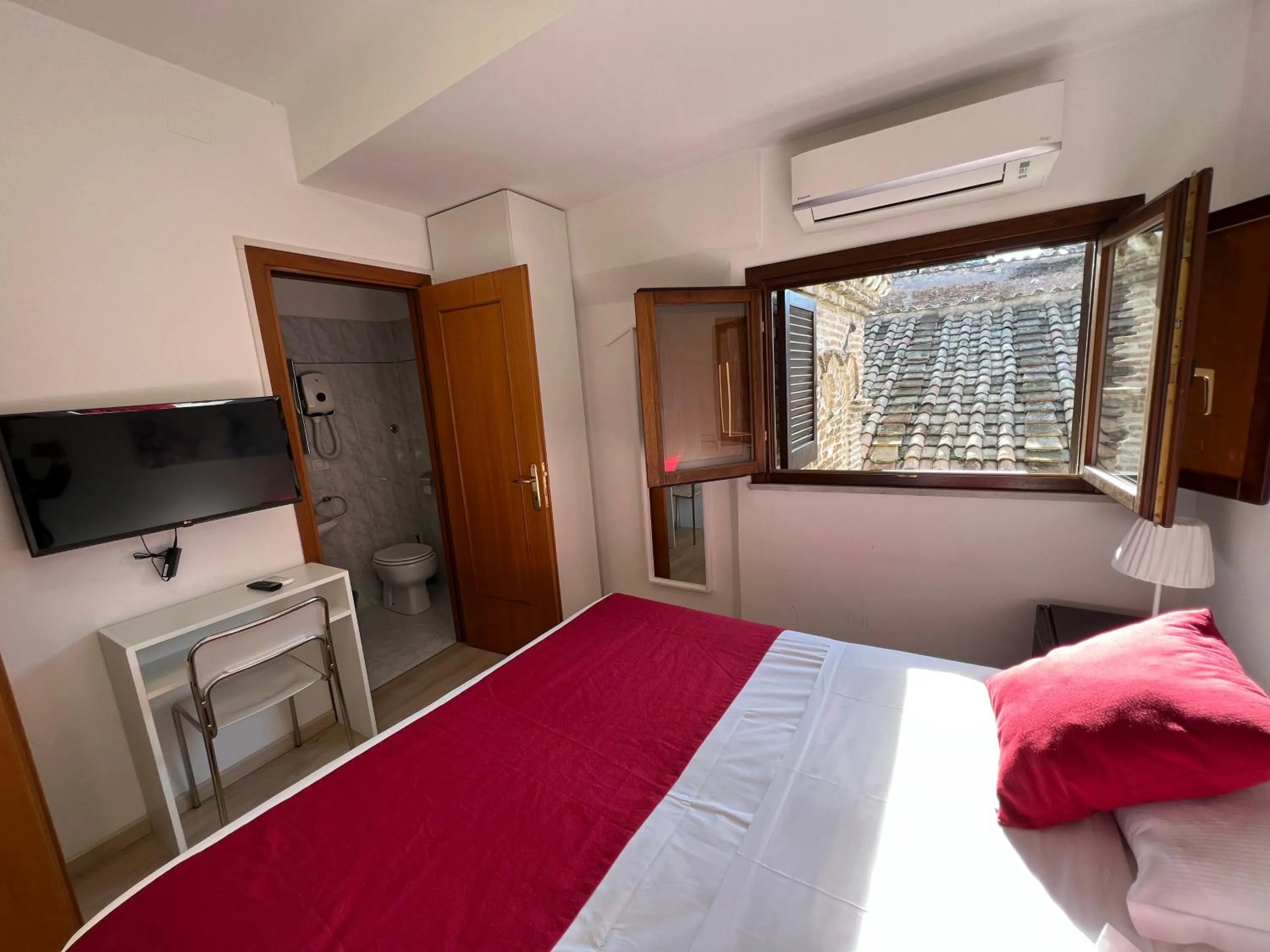 Photo of the whole room, Bed in Minerva Monks Inn