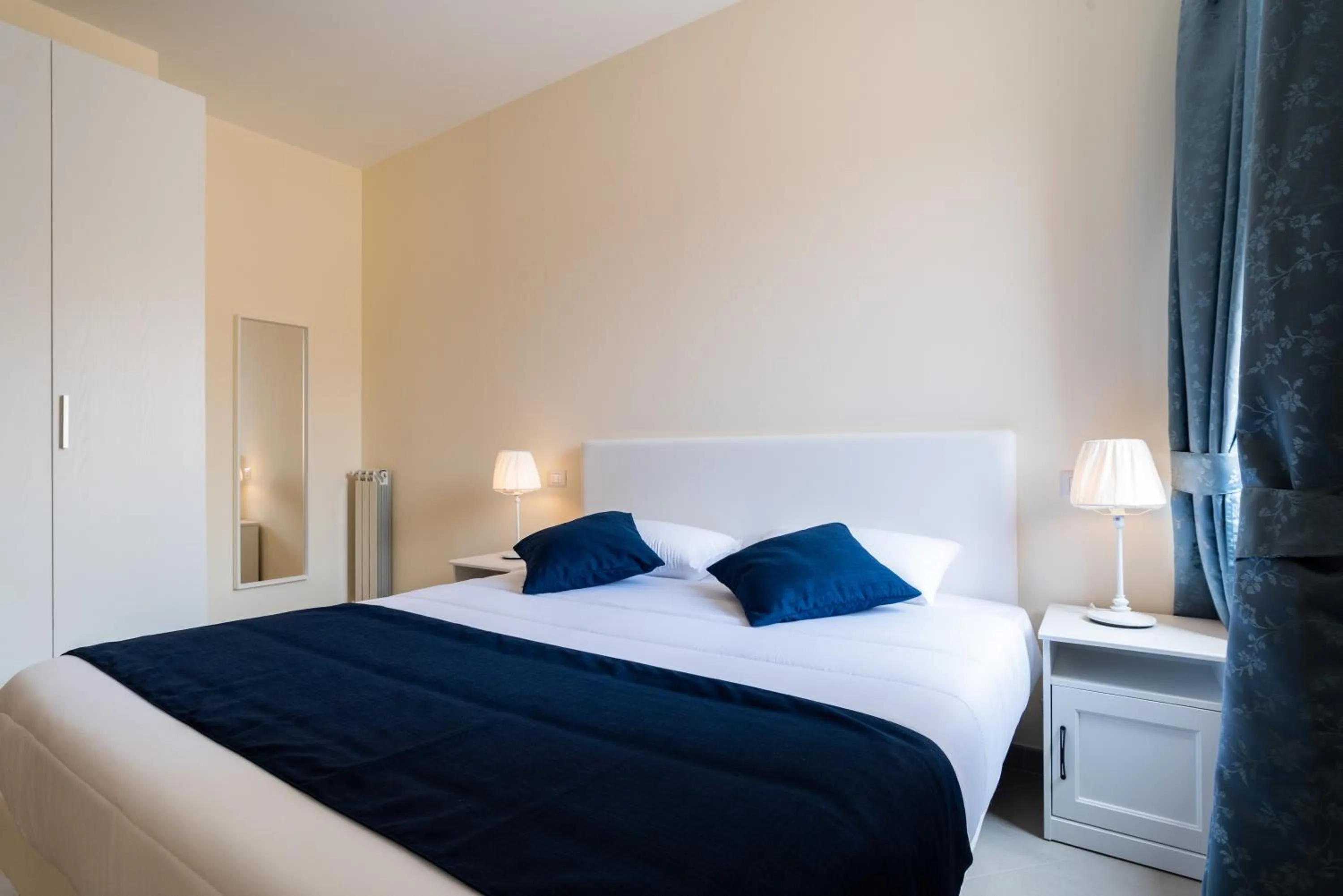 Bed in Minerva Monks Inn